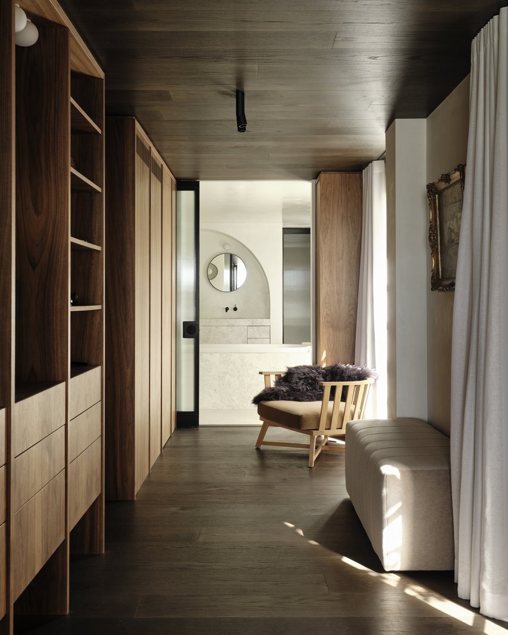 ArtworkHouse_WalkiInRobe01.jpg