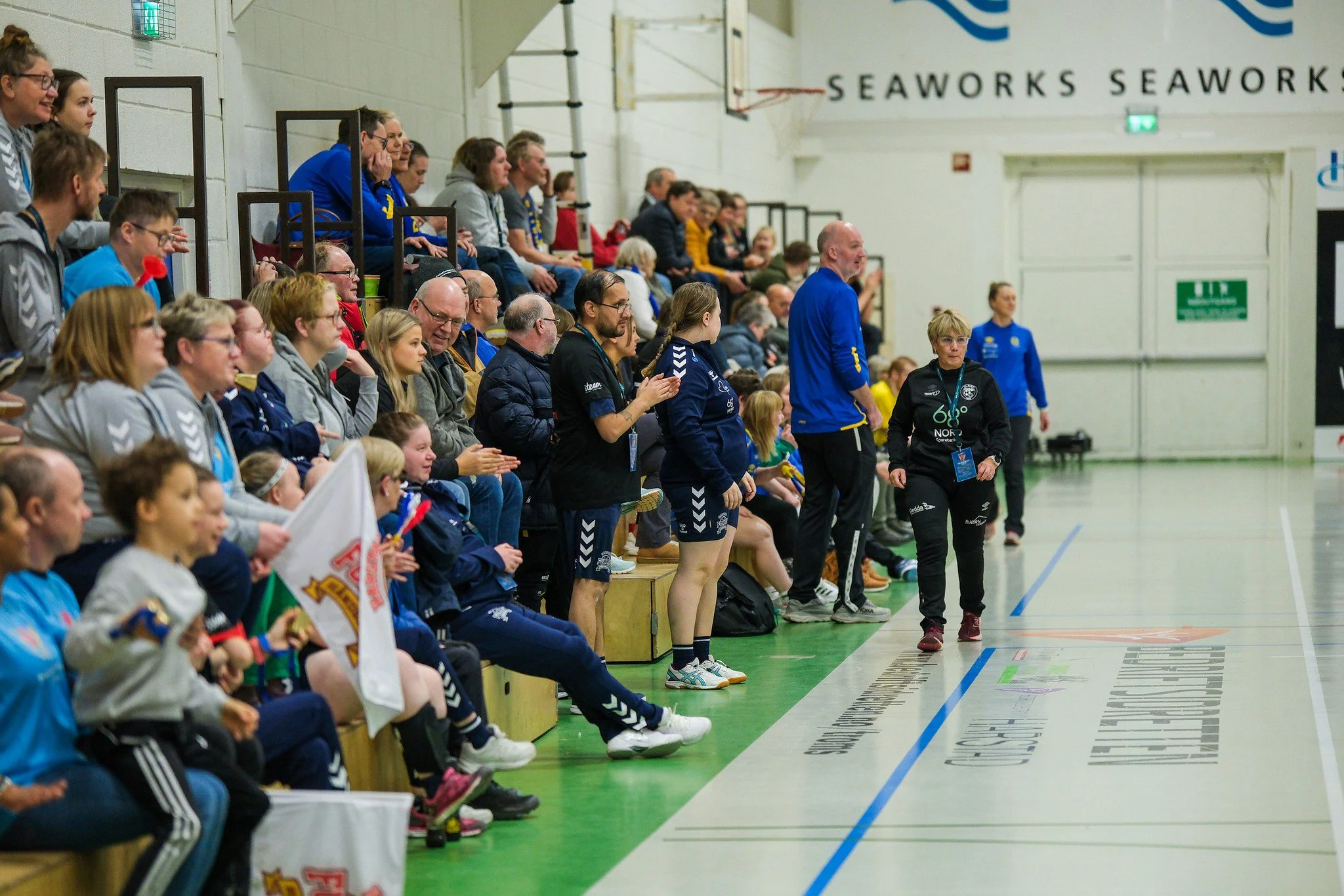 Bilde av publikum og idrettsutøvere i Stangneshallen under Tian Helse Cup, i regi av Harstad Funkis.