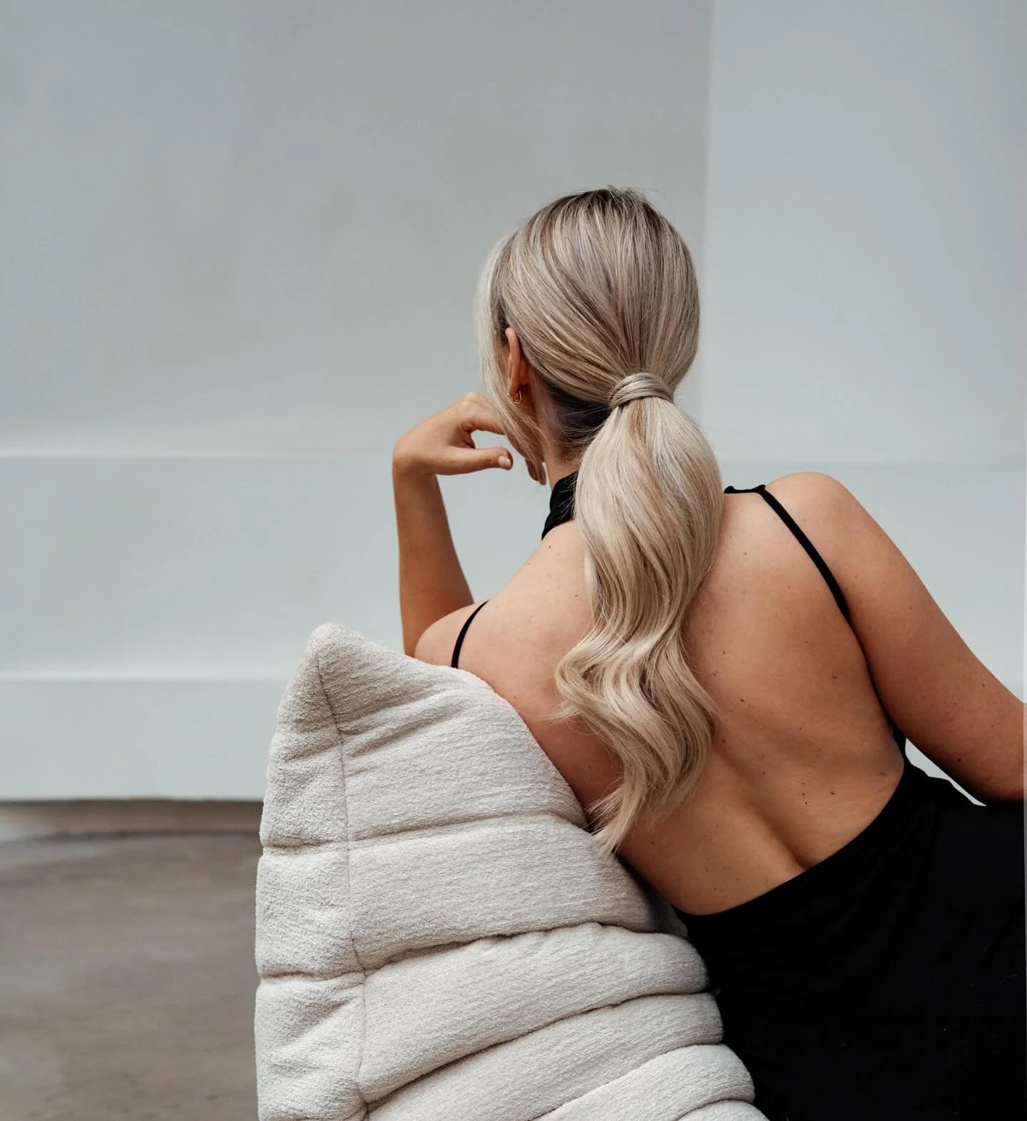 Gotta love a pretty pony tail, especially when paired with extensions🤩!

Photo by @sheradiates_photography 

#laurendukhairandmakeup #bridalhair #bridalmakeup #bruidshaar #bruidsmakeup #bruidshaarstyliste #bohochic #thelane #bohemianwedding #trouwen
