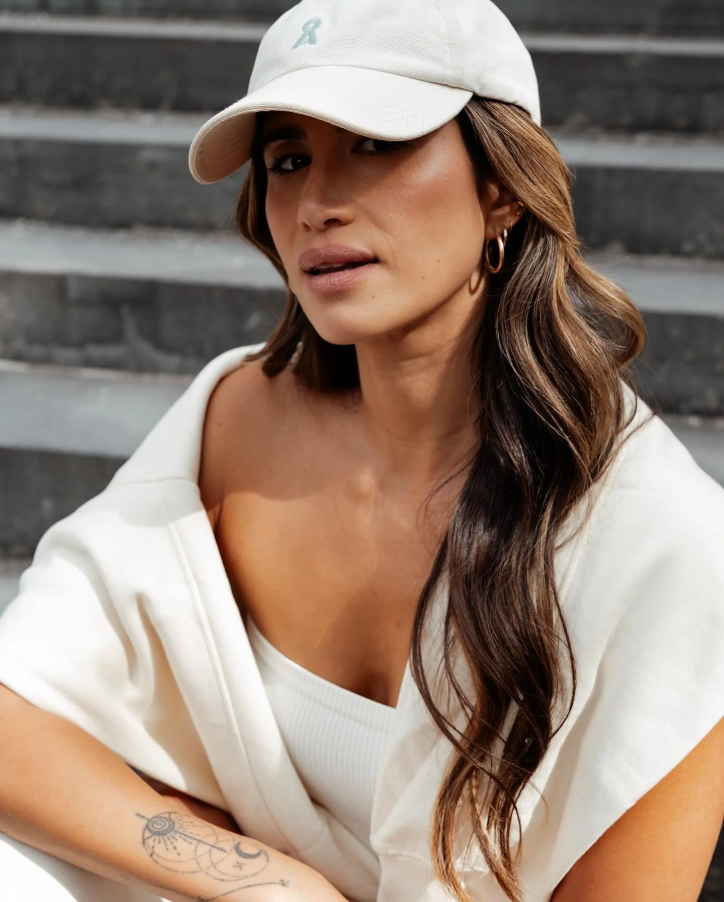 The gorgeous @isabellamachine rocking soft waves and a sun-kissed bronzed glow.

Photographed by @sheradiates_photography 
Muah by me☺️

#laurendukhairandmakeup #brandingshoot #bronzedglow #amsterdamphotoshoot #glowingskin #amsterdammakeupartist #bri