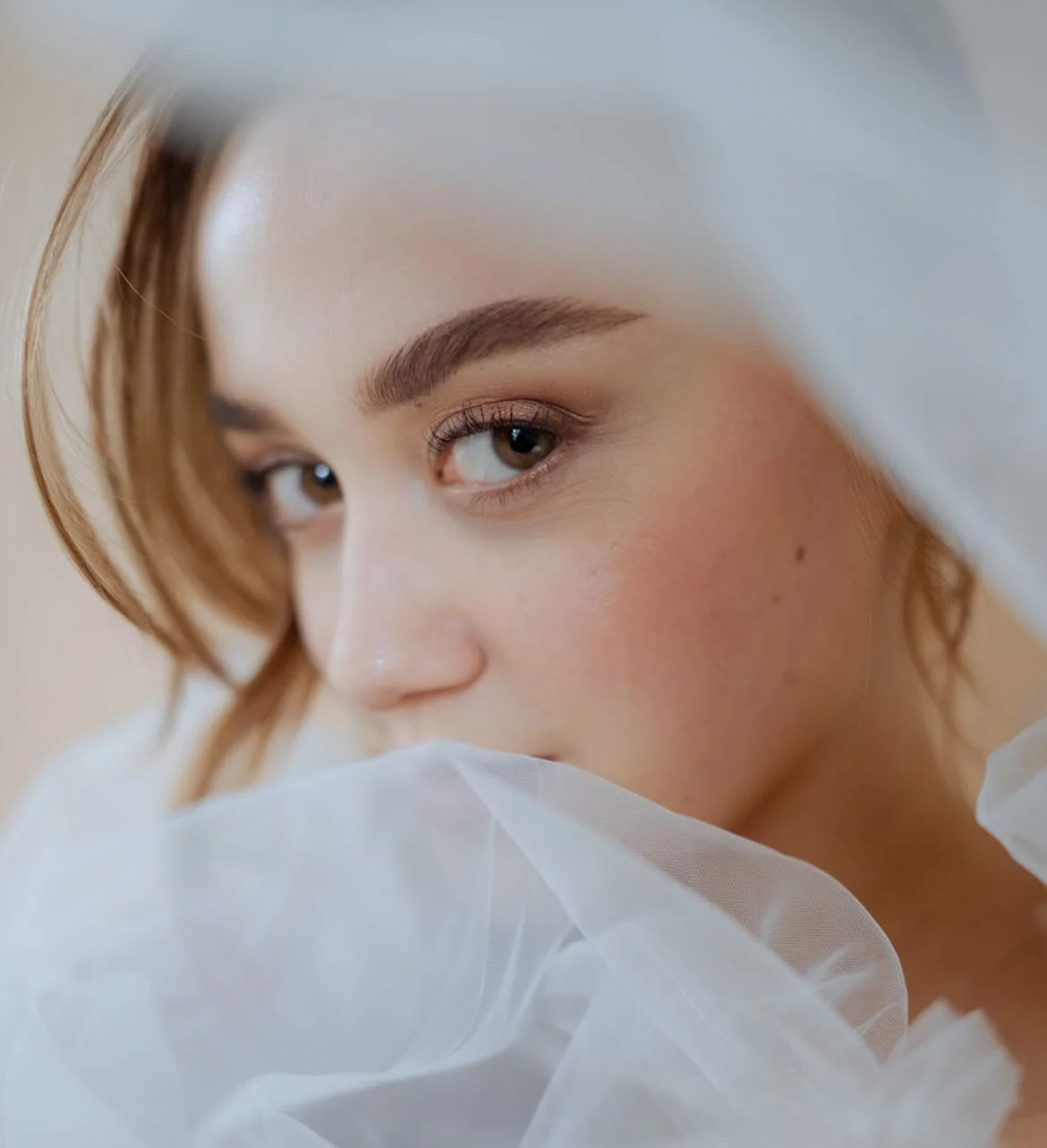 Peek a boo beautiful 🤗

Model: @ymefv 
Agency: @aenpmodels 
Photographer: @sonjakoningphotography 
Muah: @laurenduk_hairandmakeup 
Studio: @studiobeemster_fotoboerderij 

#bruidsmakeup #bruidshaar #haarenmakeup #visagist #crueltyfreebeauty