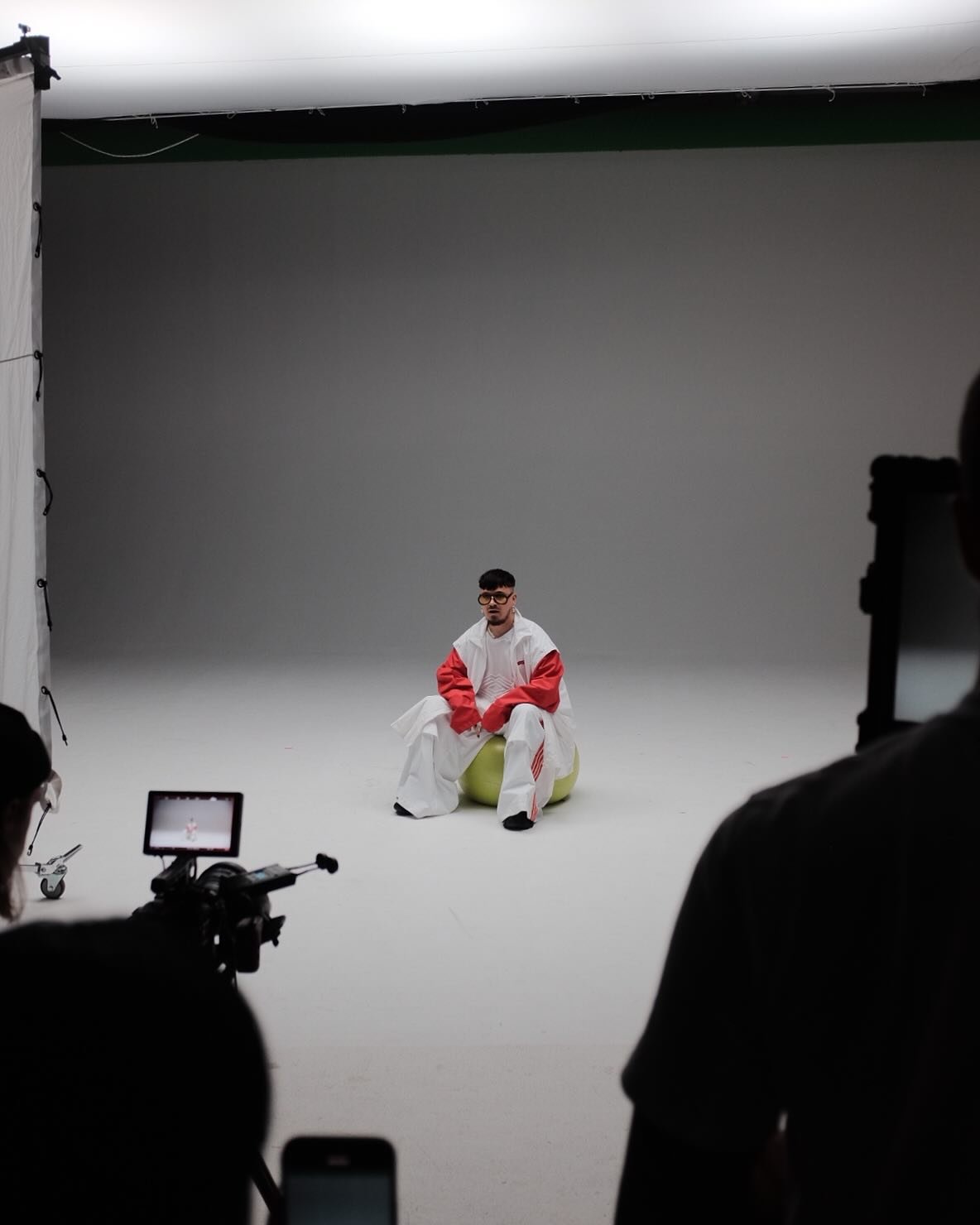 BTS- kuvia BESS, K&auml;&auml;rij&auml; &ndash; Kaistaa musiikkivideon kuvauksista. K&auml;yk&auml;&auml;h&auml;n katsomassa kun huipputiimi on tehnyt huippuvideon!

#filmset #musicVideo #videoShoot #BTS #newmusic #artistLife #studioSession #creative