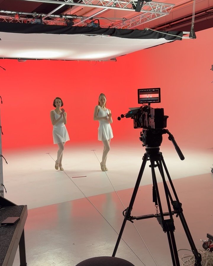 Sain upean mahdollisuuden kuvata @ultrabraofficial stadionkeikan visuaaleja muutamiin kappaleisiin. Screenin&auml; toimi j&auml;ttim&auml;inen, noin 10x60 metrin n&auml;ytt&ouml; &ndash; nyt p&auml;&auml;si oikeasti tekem&auml;&auml;n leve&auml;&auml