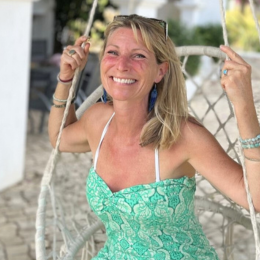 woman-smiling-swing