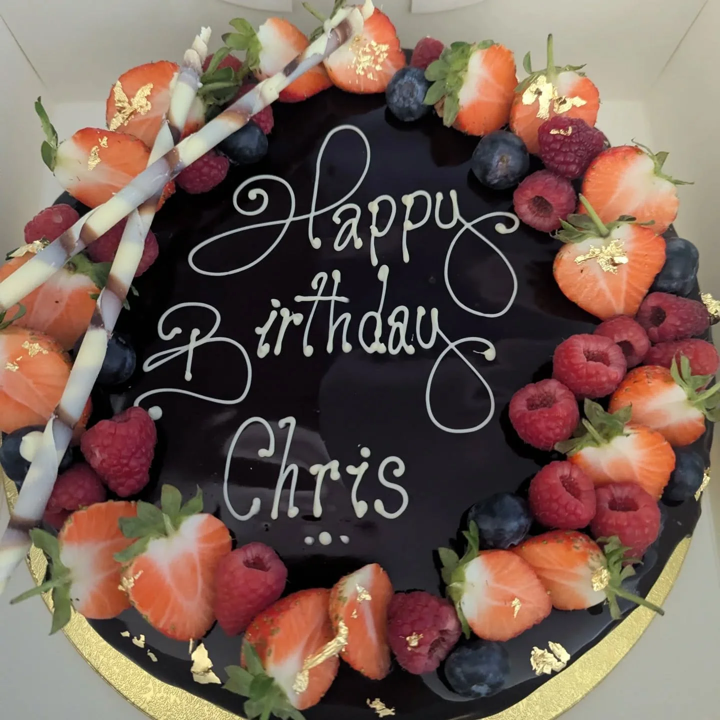 Celebrating style with a chocolate mirror glaze mousse topped with fresh berries and a luxurious touch of gold leaf 

📫Order today at The brambled Patisserie

#birthday #cake #chocolatecake #chocolatecakelovers❤️❤️ #chocolate #mousse #perfectgift #p