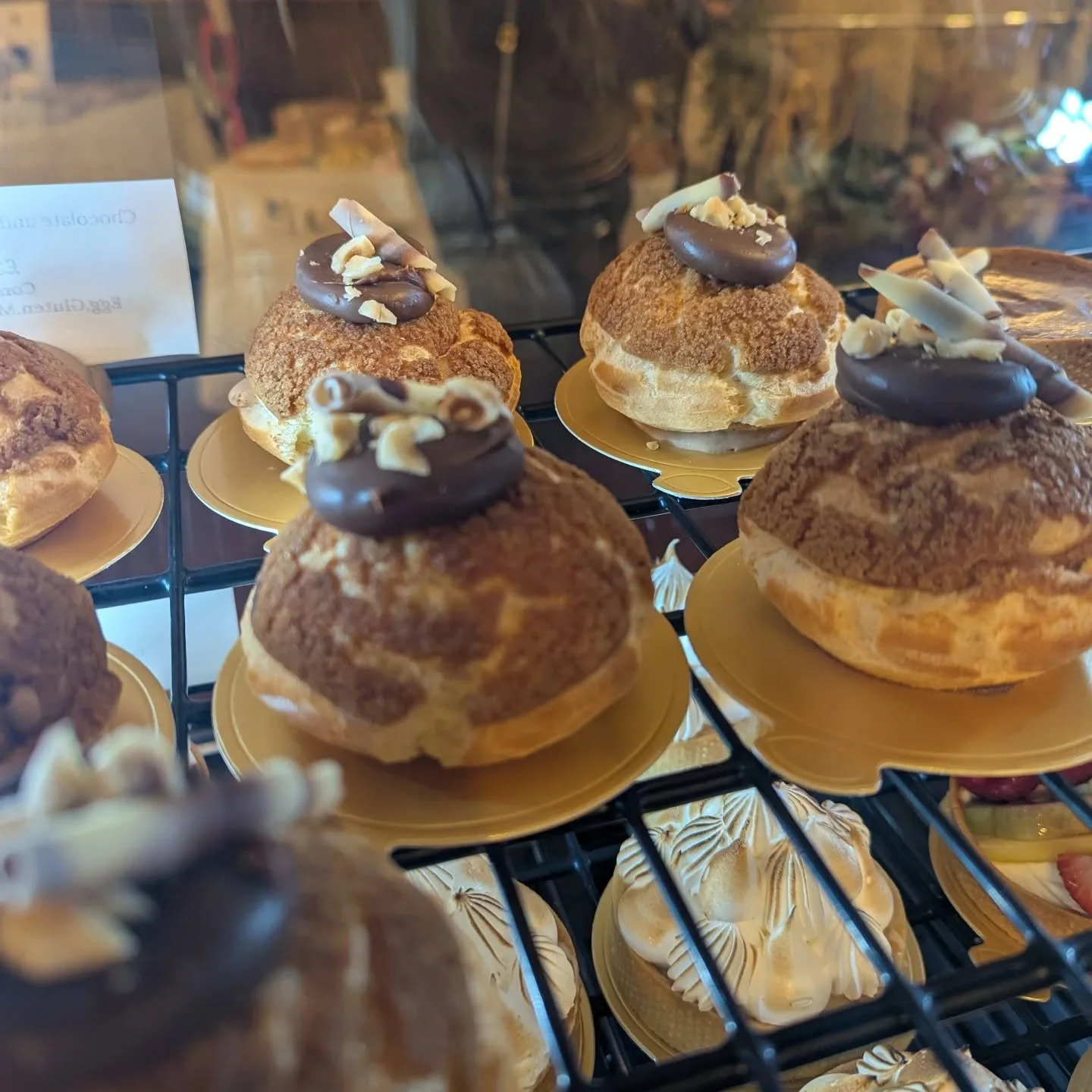 Chocolate and praline choux bun
#praline #choux #patisserie #counter #chocolate