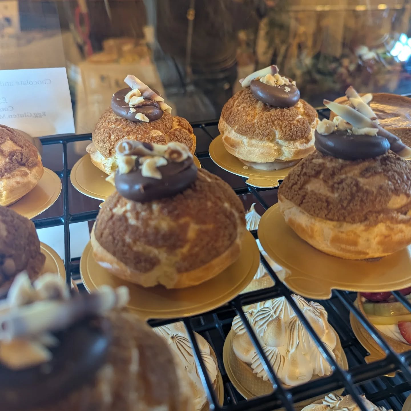 Chocolate and praline choux bun
#praline #choux #patisserie #counter #chocolate