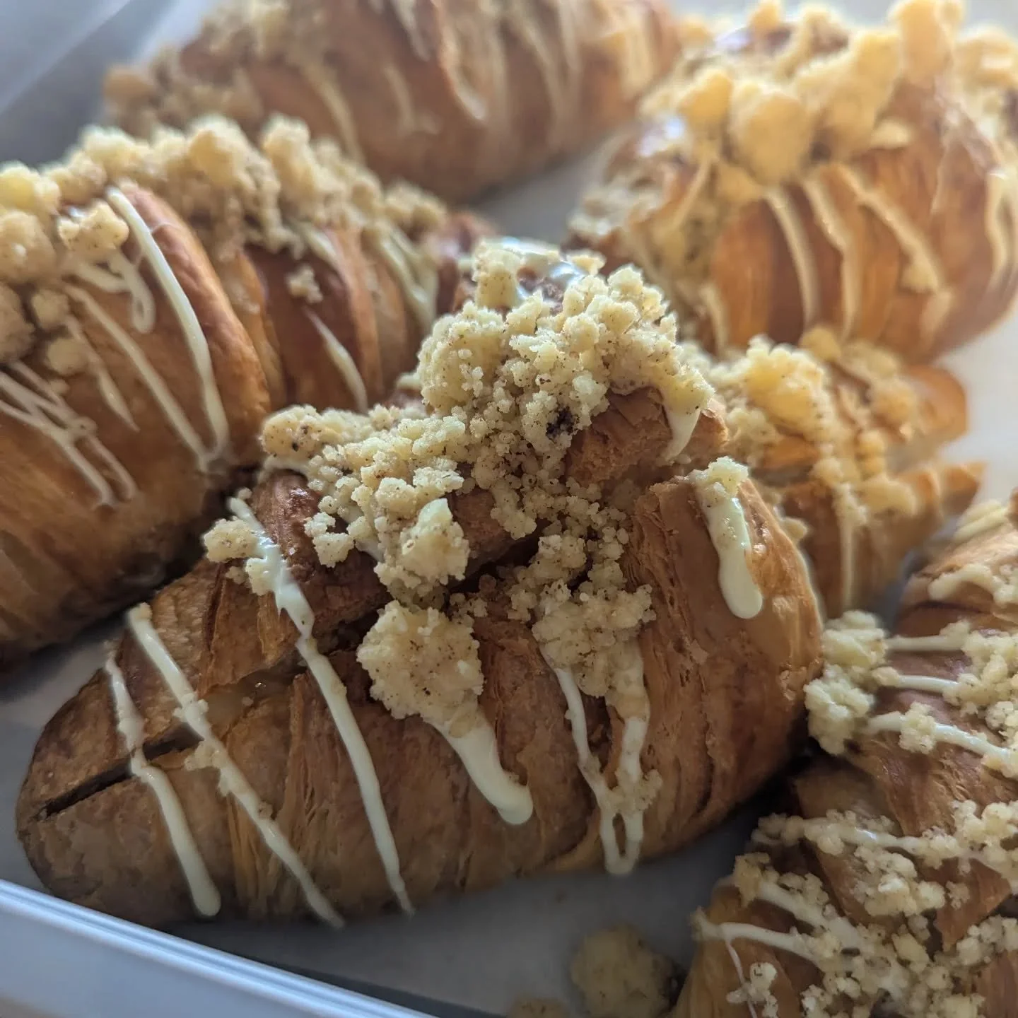 Is there anything better than a perfect hybrid of a buttery flaky croissant and an apple crumble?

#applecrumble #norfolksmallbusiness #croissant #patisserie #chocolate
