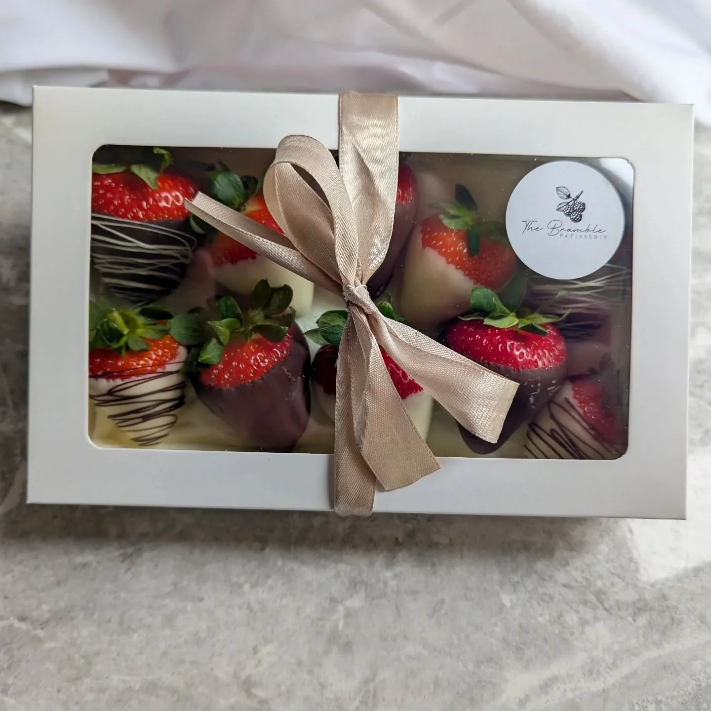 Chocolate dipped strawberries 🍓

10 strawberries dipped in tempered chocolate. Perfect gift for a loved one 

#strawberry #chocolate #gift #norfolk #patisserie
