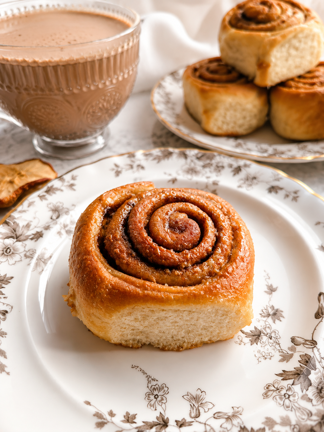 Cinnamon bun on a China plate for the delivery information page