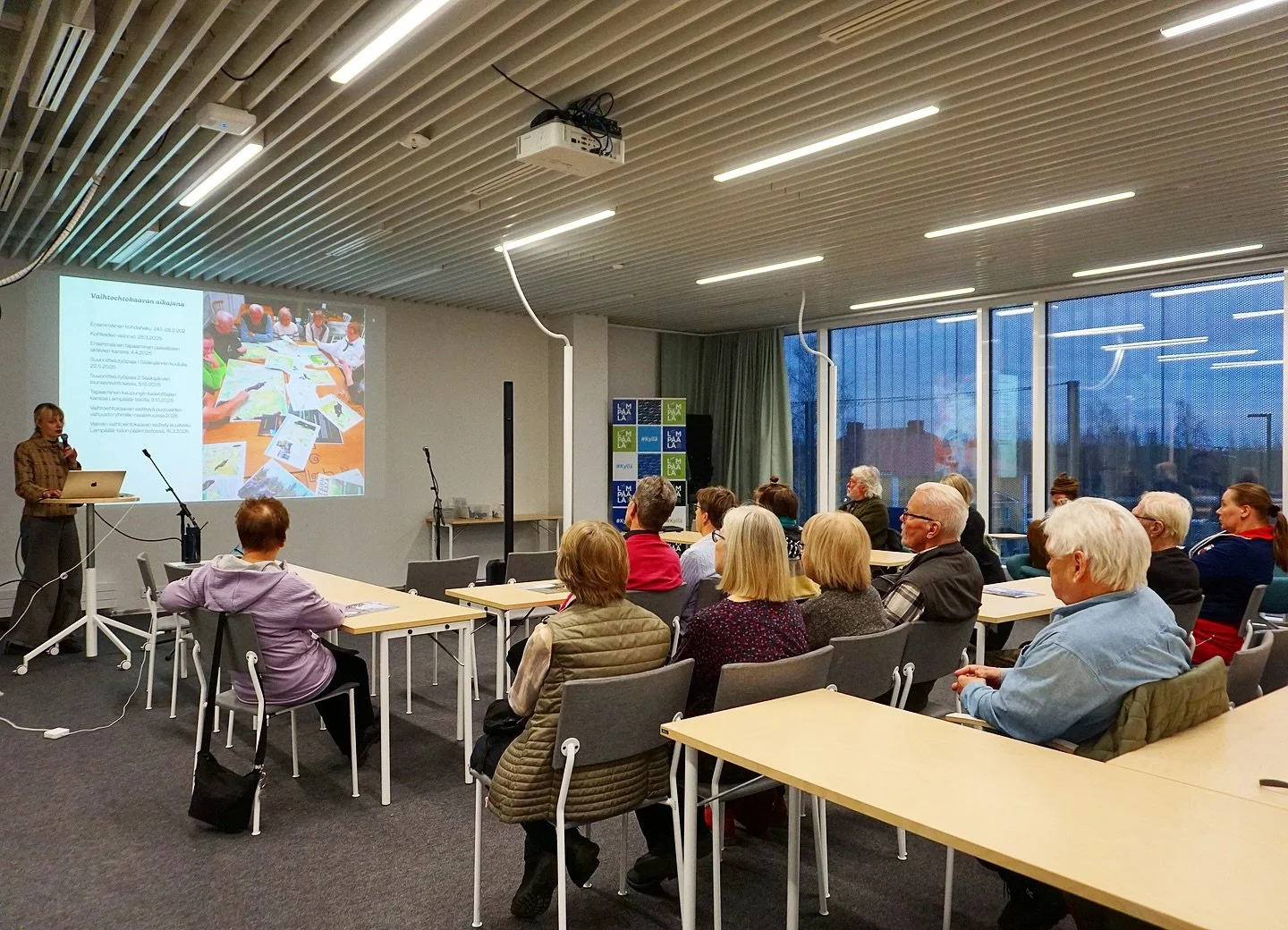 Lehtivuoren vaihtoehtokaavan julkistustilaisuus pidettiin viikko sitten maanantaina Lemp&auml;&auml;l&auml;-talon Kompa salissa! 

Kuulimme avajaispuheenvuoron paikalliselta aktivistilta ja kuntapoliitikolta Pirkko Harsialta. Puheenvuoron j&auml;lkee