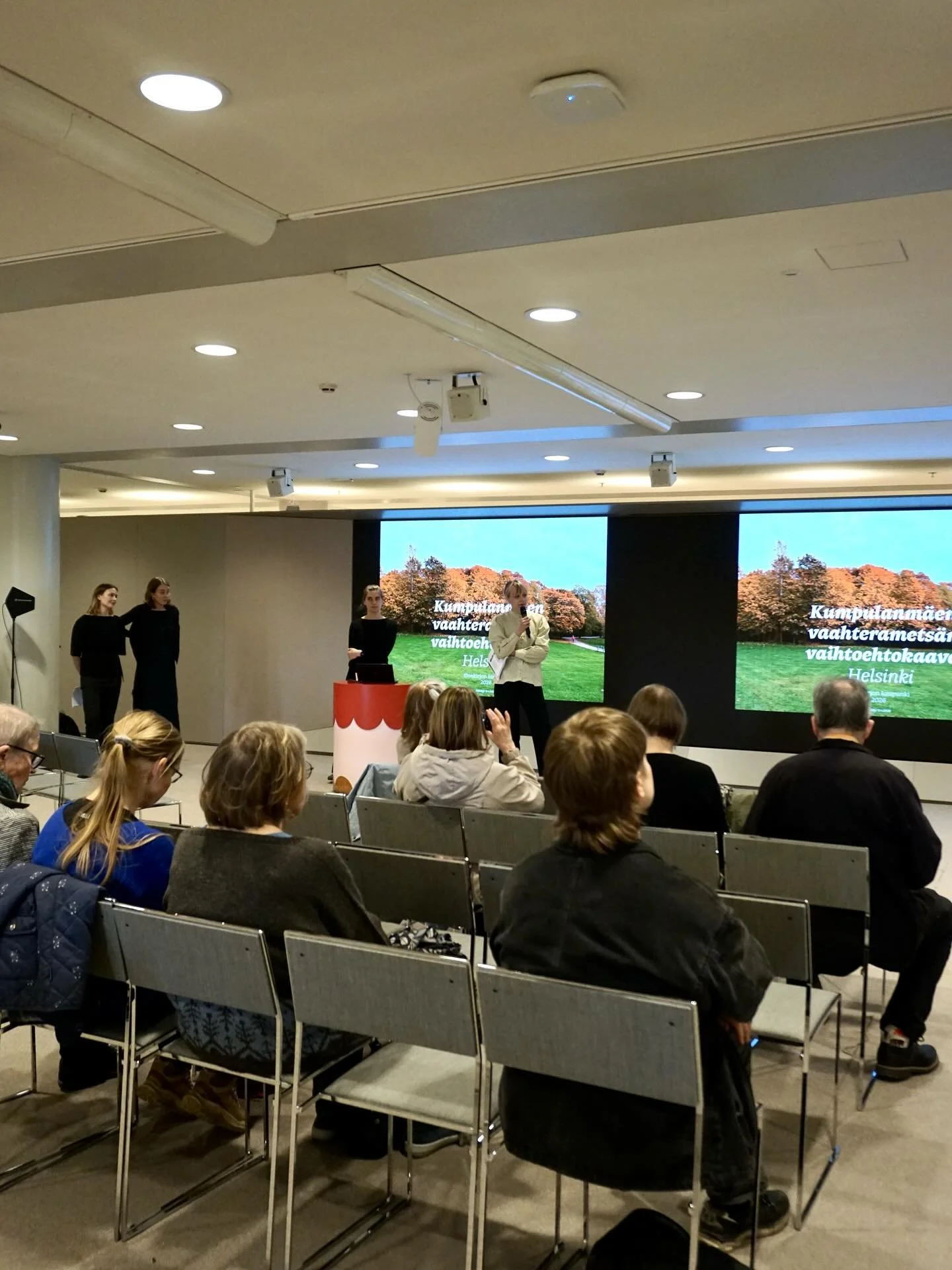 Kumpun vaahteramets&auml;n vaihtoehtokaavan julkaisutilaisuus pidettiin huhtikuun lopussa Helsingin Kaupungintalolla. Kiitos viel&auml; kaikille tapahtuneen osallistuneille! 

Avajaispuheenvuoron piti Kumpulan kyl&auml;yhdistyksen aktiivi Ulla Agopov