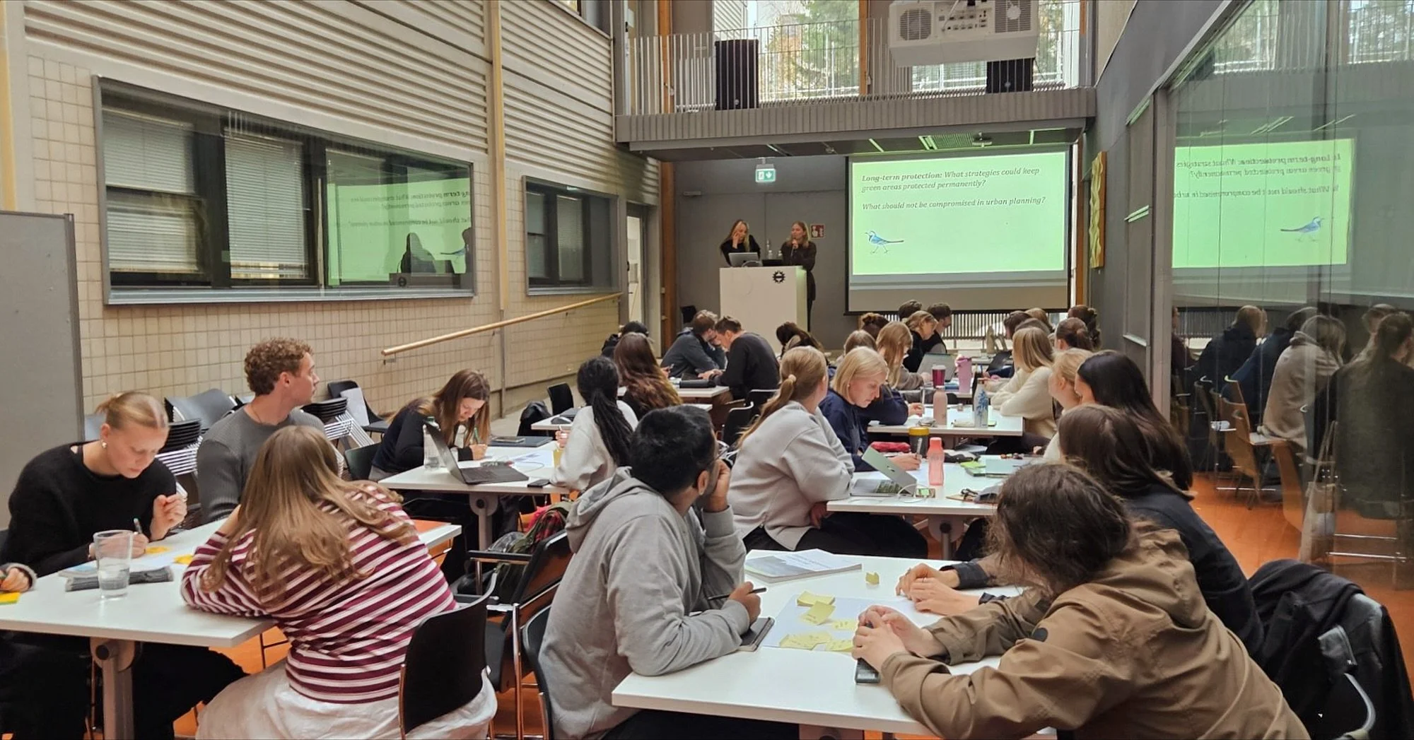 Lokakuussa olemme pit&auml;neet useita luentoja, jopa kolmessa eri maassa. Ensimm&auml;isess&auml; kuvassa Seela ja Helj&auml; pit&auml;&auml; ty&ouml;pajaa Tampereen yhdyskuntasuunittelun opiskelijoille. Toisessa Siiri on paikan p&auml;&auml;ll&auml