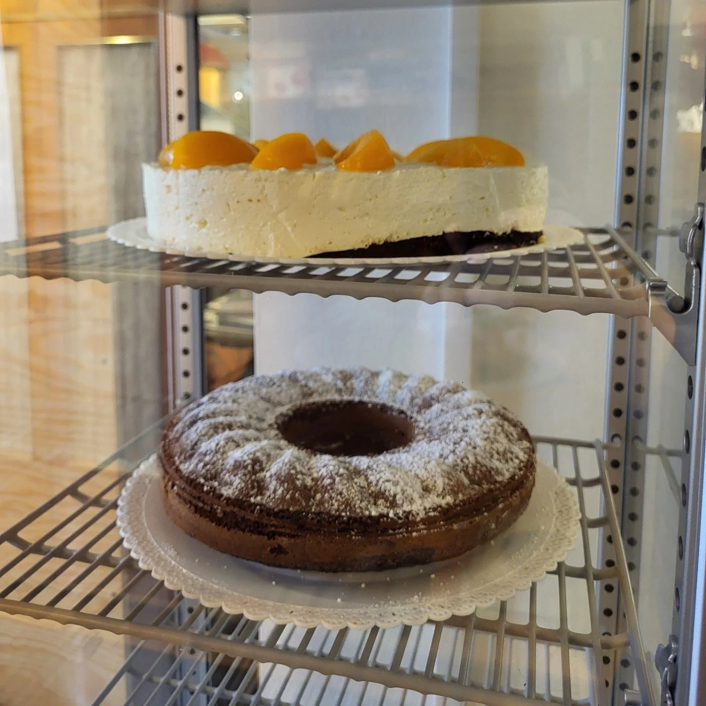 Heute ist ein sonniger Allerseelen Sonntag und das l&auml;dt doch perfekt dazu ein nach dem Friedhof bei  uns mit einer guten Zotter Trinkschokolade oder einem unserer k&ouml;stlichen Tees zu entspannen und/oder ein St&uuml;ck Striezel der B&auml;cke