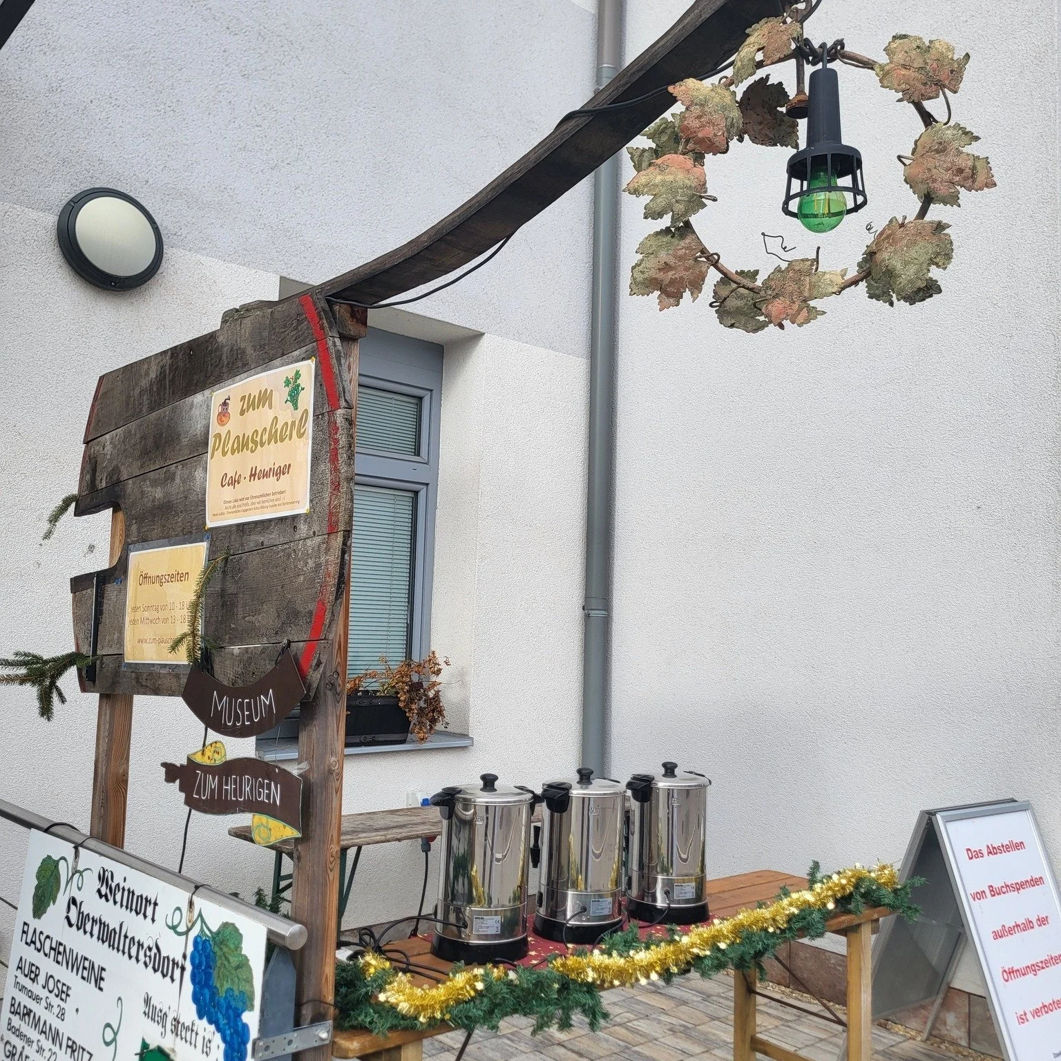 Hallo allerseits, 
f&uuml;r unser Kasperltheater (Kasperl trifft den Hl. Nikolaus &quot;zum Plauscherl&quot;) kommenden Sonntag den 7.12. haben wir schon soviele Anmeldungen das wir zwischen 14:00-16:30 das Cafe-Heuriger &quot;zum Plauscherl&quot; f&