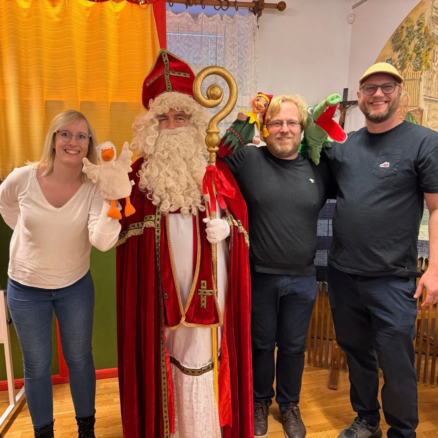 Gestern gabs ein buntes Treiben bei uns &quot;zum Plauscherl&quot;, der Zauberer Dunkelbart hat den Nikolobin seiner Kristallkugel gefangen und Kasperl, Mimi, Dagobert und die Kinder haben sich auch den Weg gemacht das Nikolofest zu retten!

Unser kl