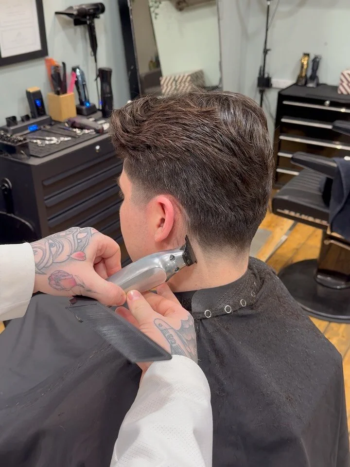 Finishing off a haircut by adding them sharp lines and cleaning up the hairline with the best trimmer i have ever used! 

Wahl Hi-Vis ⚡️@wahlprouk
