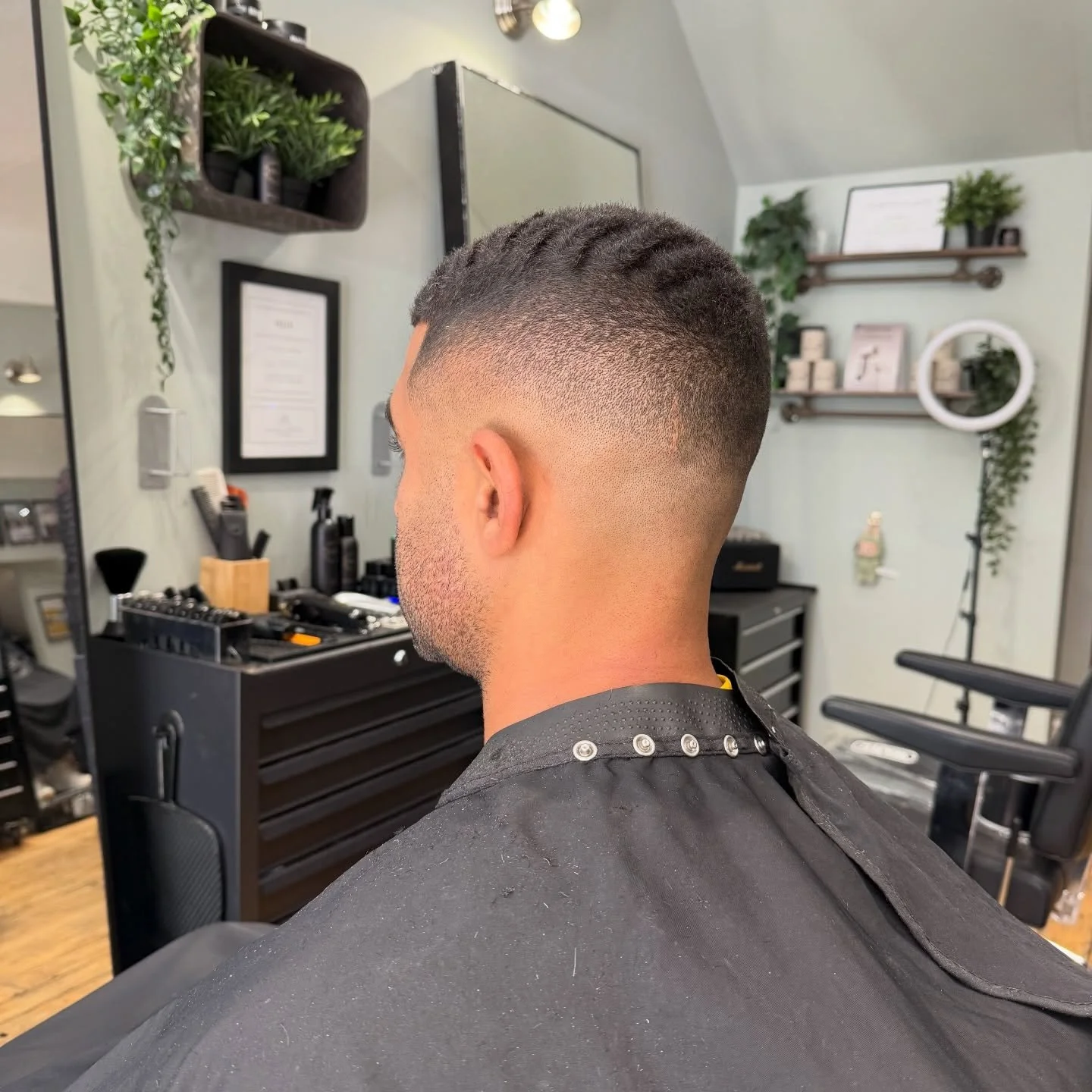 One of my favourite haircuts to do, found it difficult at first but education with @patrikbrowne and implementing some different techniques and its changed the game 🔥

📍@strive_barber