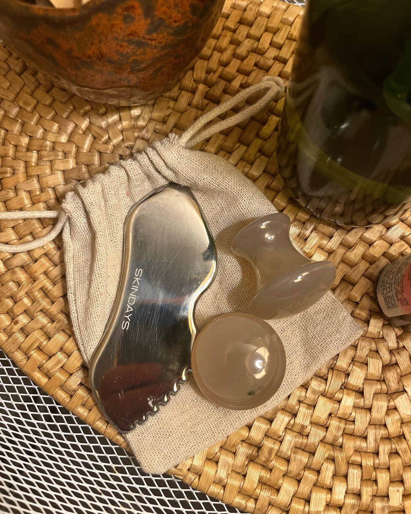 Back in LDN for the 48hrs 🏙️ 
A lovely day in the old treatment space seeing clients and a visit from Marta @big_calm.holistic_therapies for tea &amp; cake 🫖 

I passed on the keys of my cosy room to Marta and she&rsquo;s now all set up and welcomi