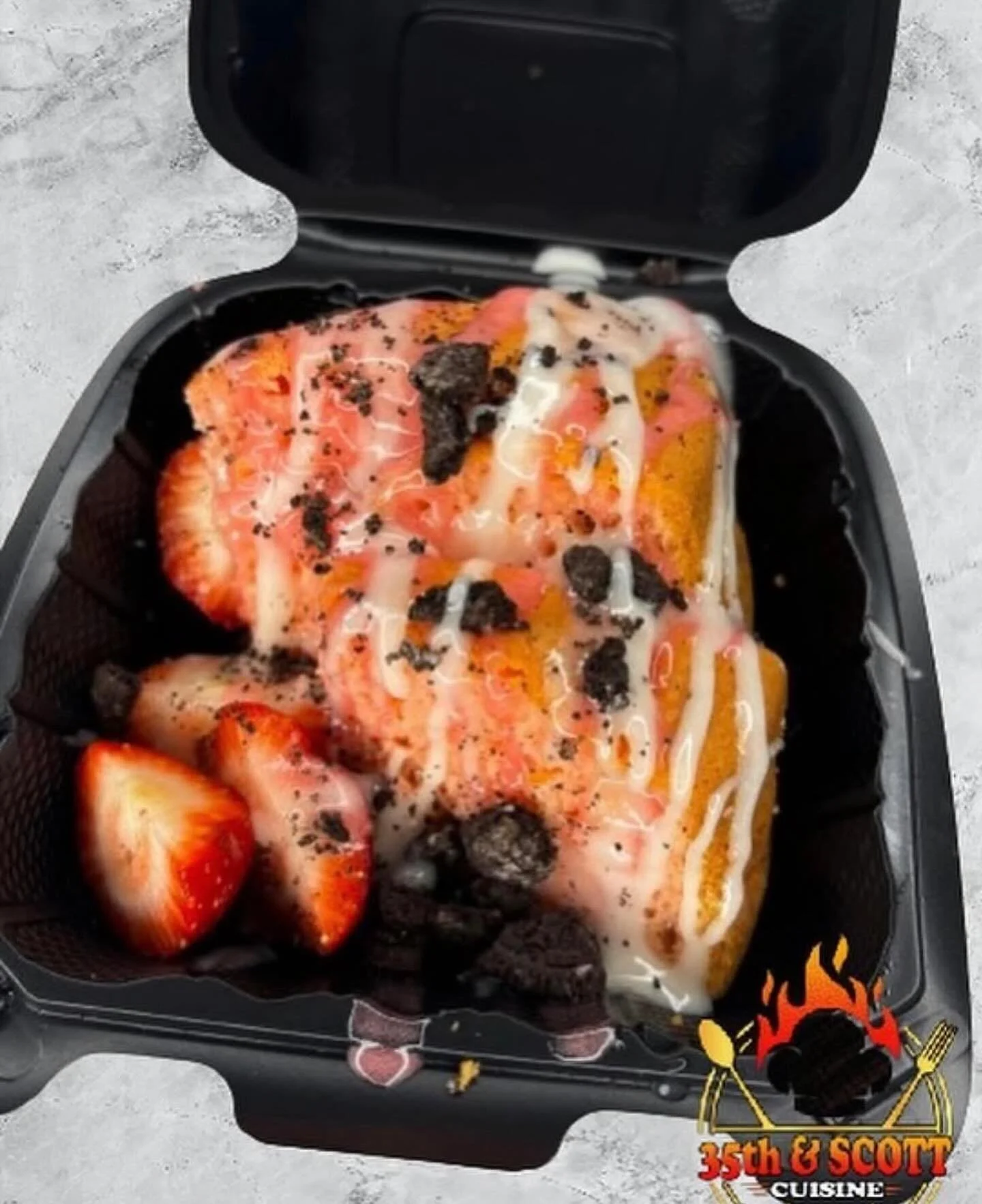 Layers of love 😍
Strawberry + Oreo = the ultimate cake combo! 🍓🖤
Soft, creamy, and full of flavor in every bite.