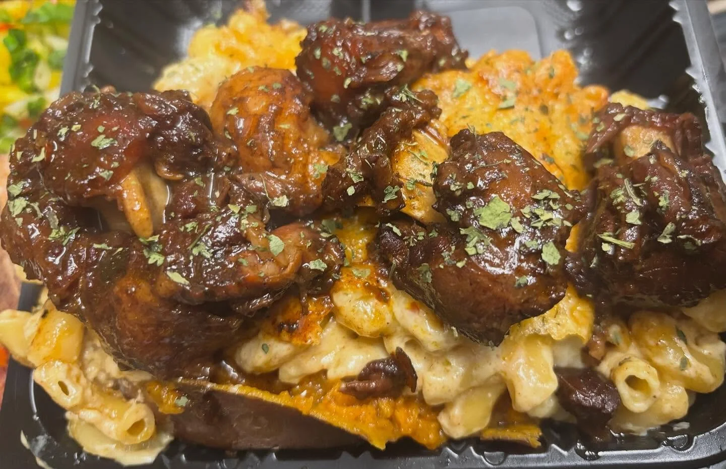 Fall into flavor this season! 🍂 Our Jam-Packed Yam is loaded with Cajun mac &amp; cheese and topped with your choice of savory oxtail, juicy steak, or melt-in-your-mouth lamb T-bone! 😋🔥