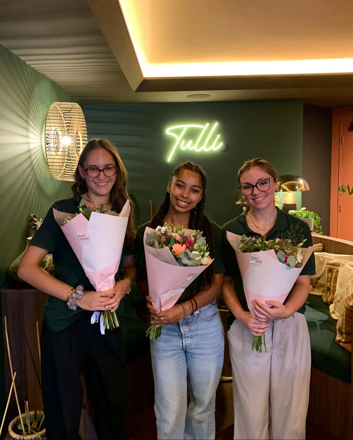 Un mois d’août au Tulli 🌱
1. (Grande) Sarah, Amitis & (petite) Sarah qui nous ont épaté cet été 👏🏼🌸
2. Un moment suspendu avec la jolie voix d’ @indiramaizmuzic 
3. Instant volé dans les co