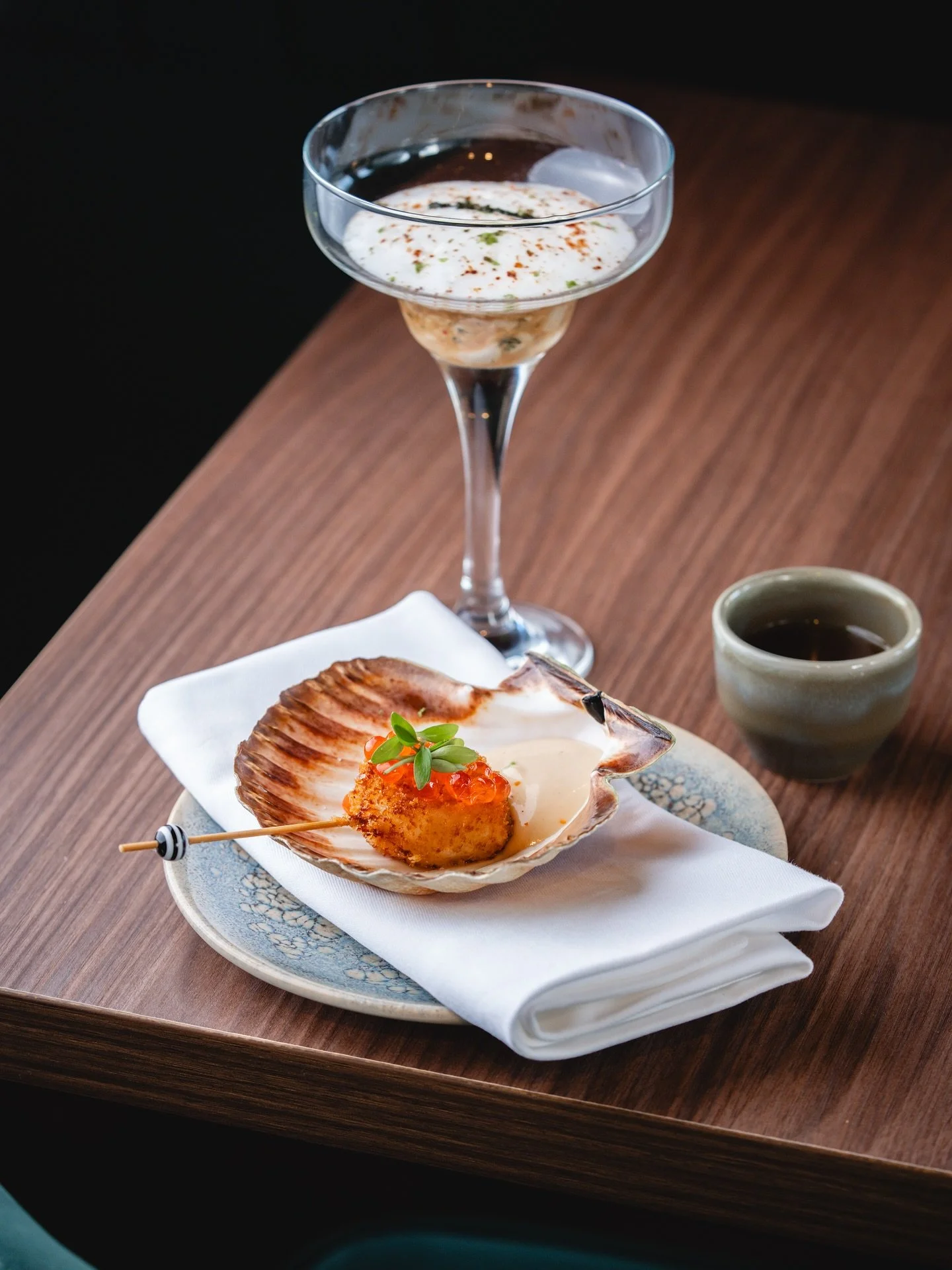 Nouvelle entr&eacute;e d&rsquo;exception &agrave; la carte du Tulli ✨ Saint-Jacques en trois fa&ccedil;ons : en bouillon, en tempura sublim&eacute; par des &oelig;ufs de saumon @kaviari_paris &amp; en tartare accompagn&eacute; d&rsquo;un d&eacute;lic