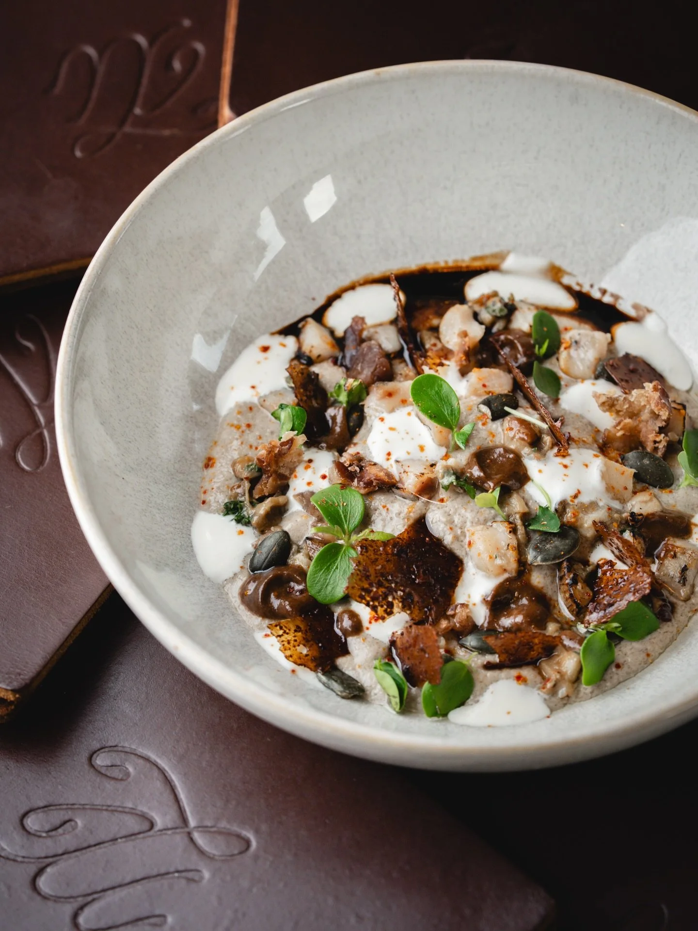 🍄 C&egrave;pes &amp; oeuf mollet bio au miso 

Jeu de textures, rondeur, gourmandise &amp; &eacute;quilibre. Une entr&eacute;e r&eacute;confortante et raffin&eacute;e &agrave; venir savourer avant la pause de No&euml;l. 🎄

📷 @charlyne_labarre_phot