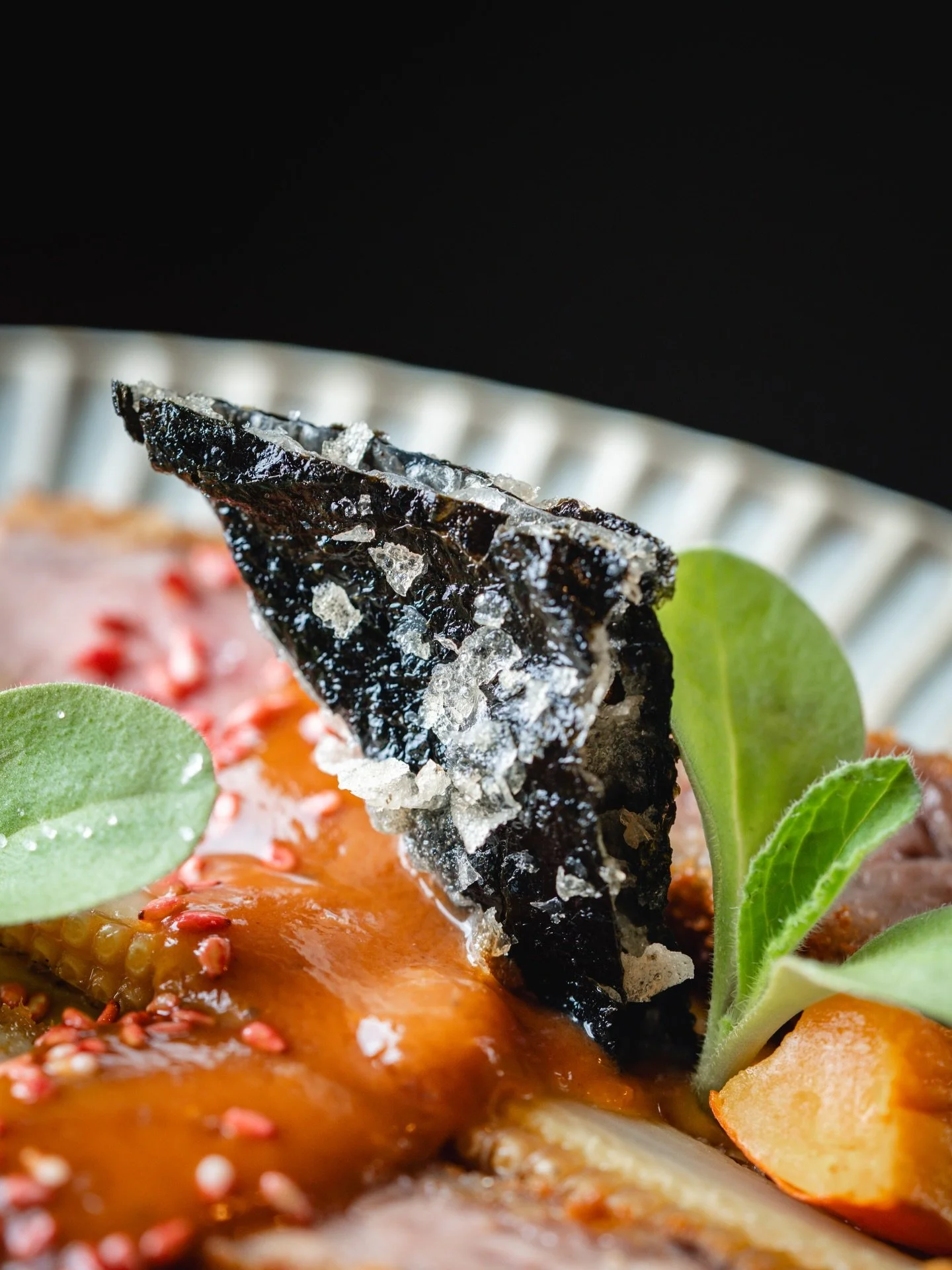 Quand la pluma de porc Ib&eacute;rique rencontre le Japon 🇯🇵 
Raviole aux pleurotes, gingembre &amp; citronnelle, mini ma&iuml;s, chips &agrave; la feuille de nori &amp; sauce tonkatsu. 
Un voyage gustatif &agrave; savourer avant le changement de c