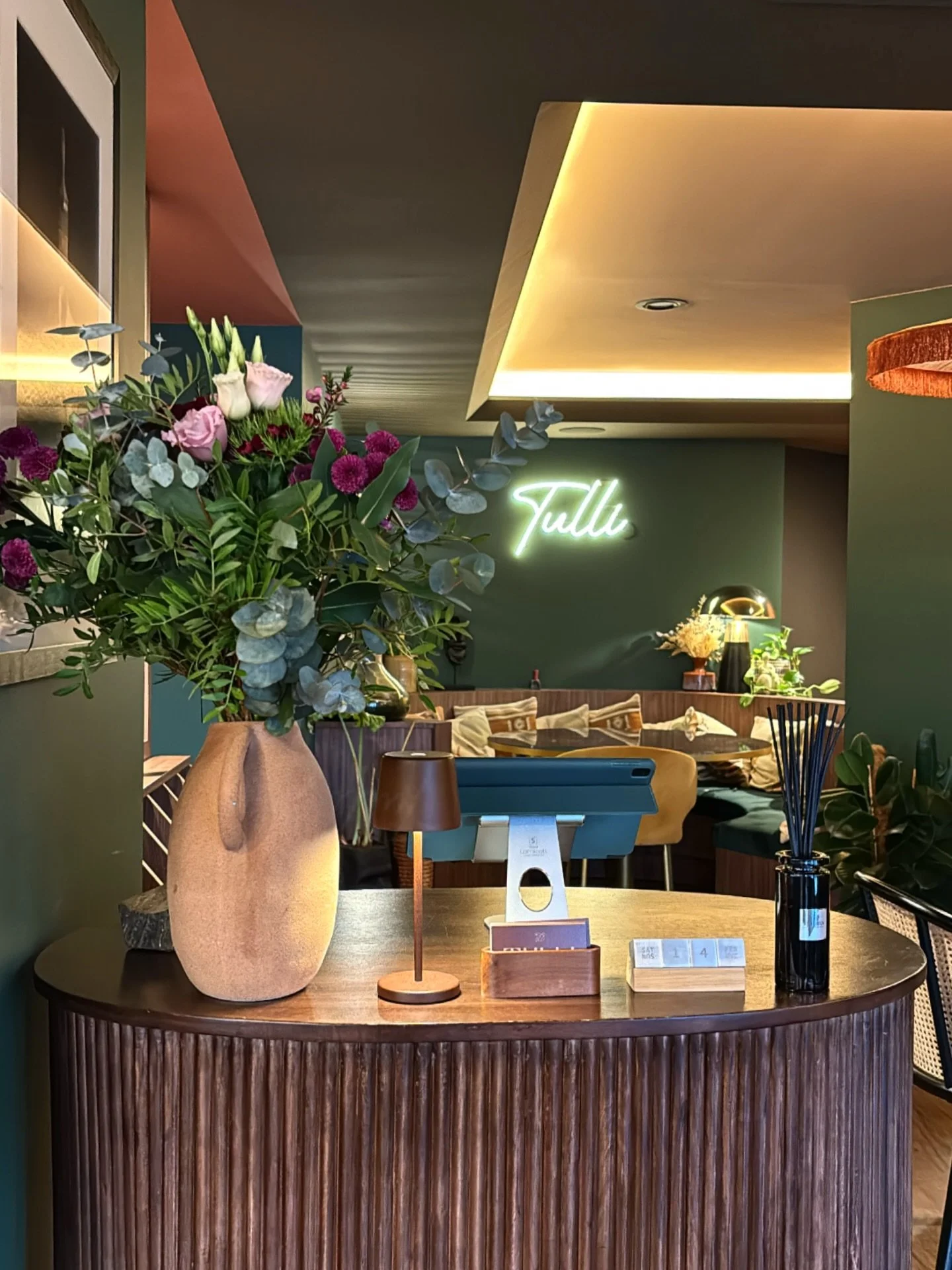 Une salle emplie de rires, de regards complices &amp; de beaux moments de gourmandise. 
Merci pour ce beau week-end de Saint-Valentin au Tulli 🫶🏼

💐 @fleurceleste.clisson 

#tullirestaurant #clisson #vignoblenantais