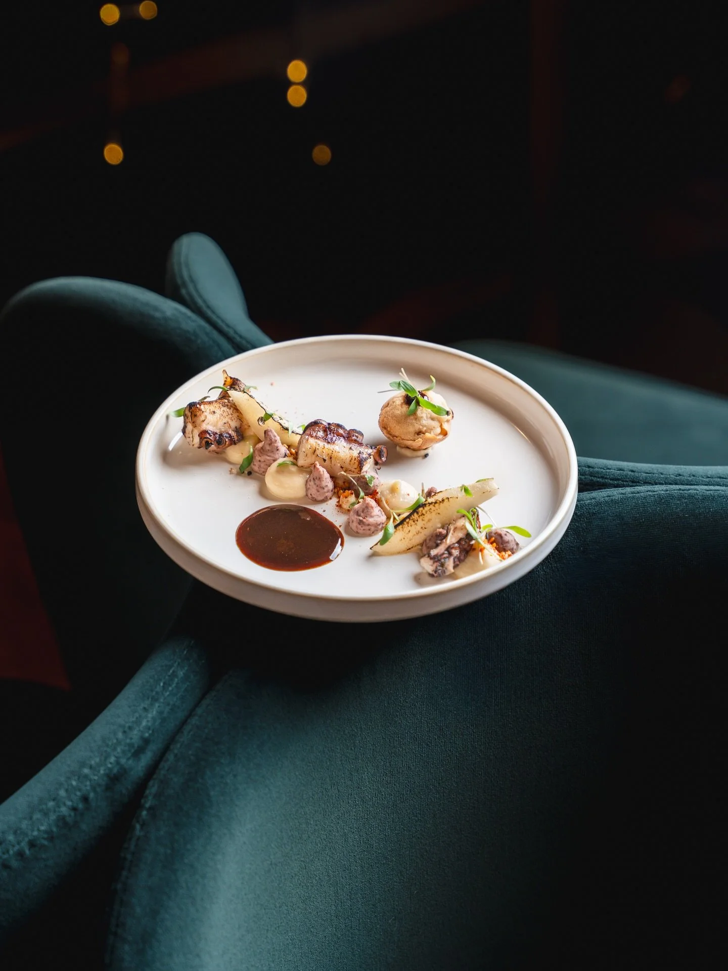 Le poulpe, comme un voyage. En beignet, mijot&eacute;, &agrave; la flamme puis laqu&eacute;. Un travail en nuances.
Autour, le Japon s&rsquo;invite en filigrane : umami, textures contrast&eacute;es, &eacute;quilibre des &eacute;l&eacute;ments.
Topina