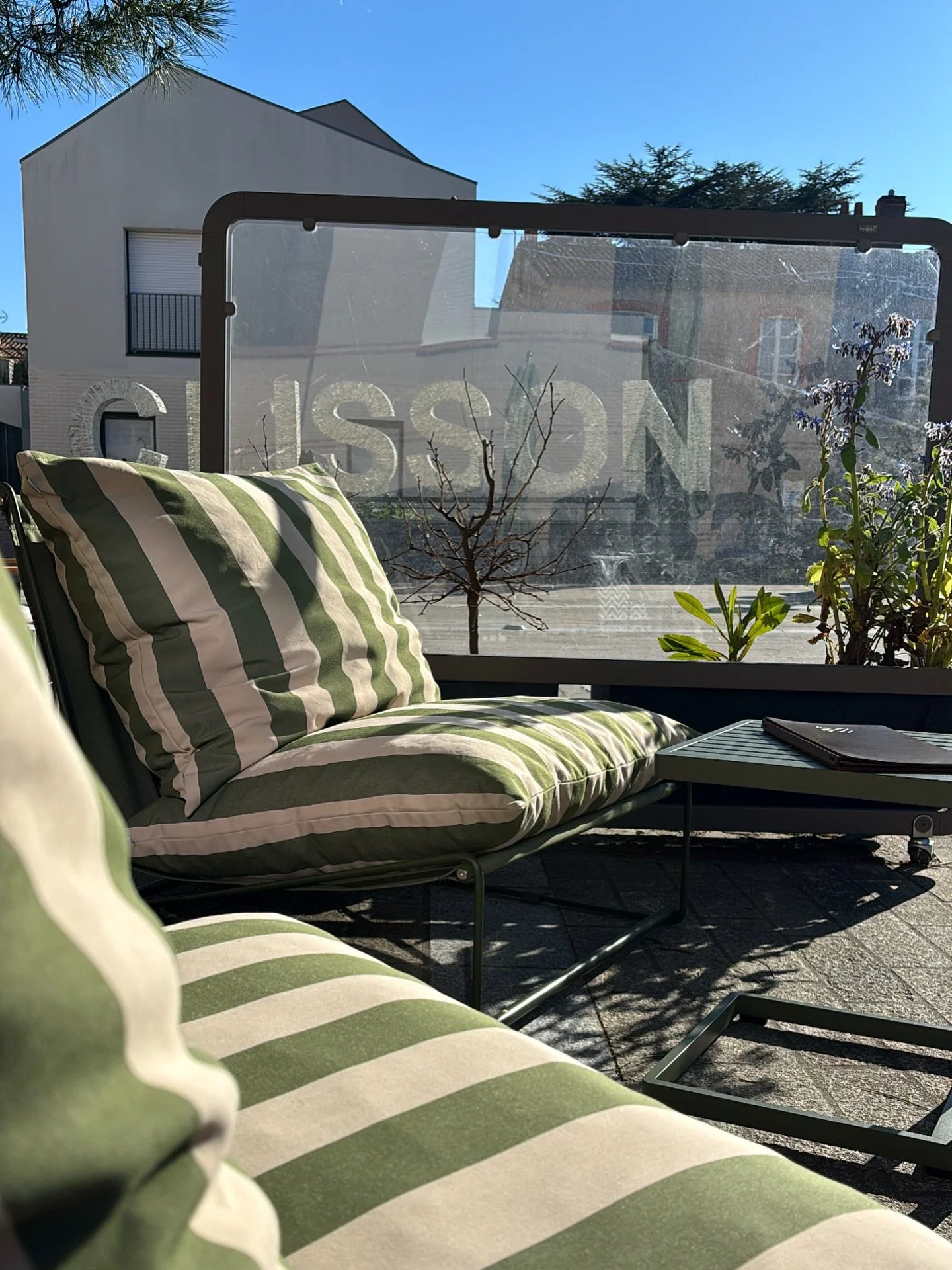 Lumi&egrave;res matinales. Clisson en toile de fond, &amp; d&eacute;j&agrave; l&rsquo;envie de s&rsquo;attarder en terrasse. ☀️☕️ 

#tullirestaurant #clisson #vignoblenantais #muscadet