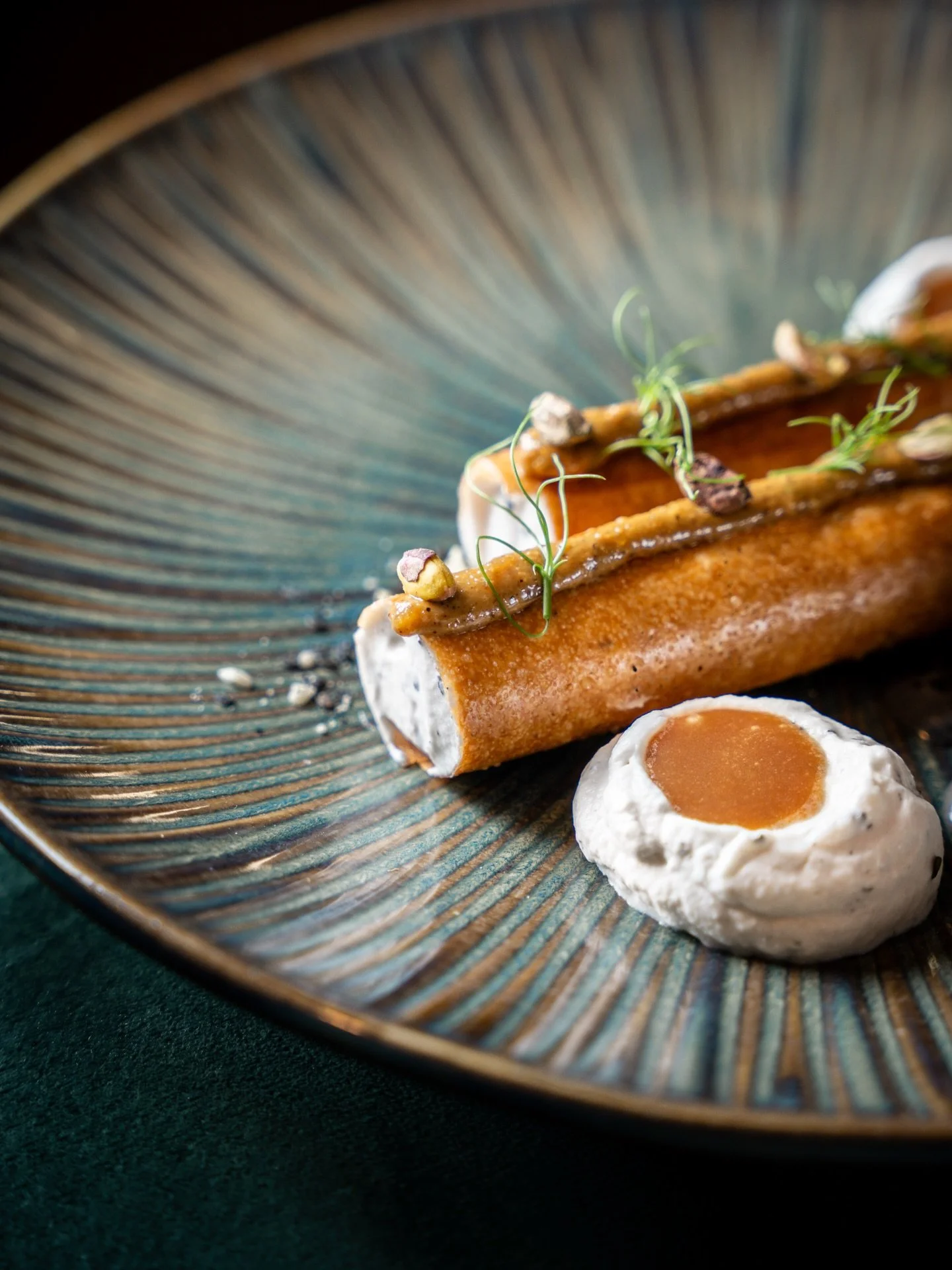 Cigares de pastilla amlou-pistache, caramel fleur d&rsquo;oranger, glace lait robot au s&eacute;same noir, amandes grill&eacute;es &agrave; la fleur de sel de Gu&eacute;rande. Votre dessert f&eacute;tiche depuis notre changement de carte. 🫶🏼

📸 @c