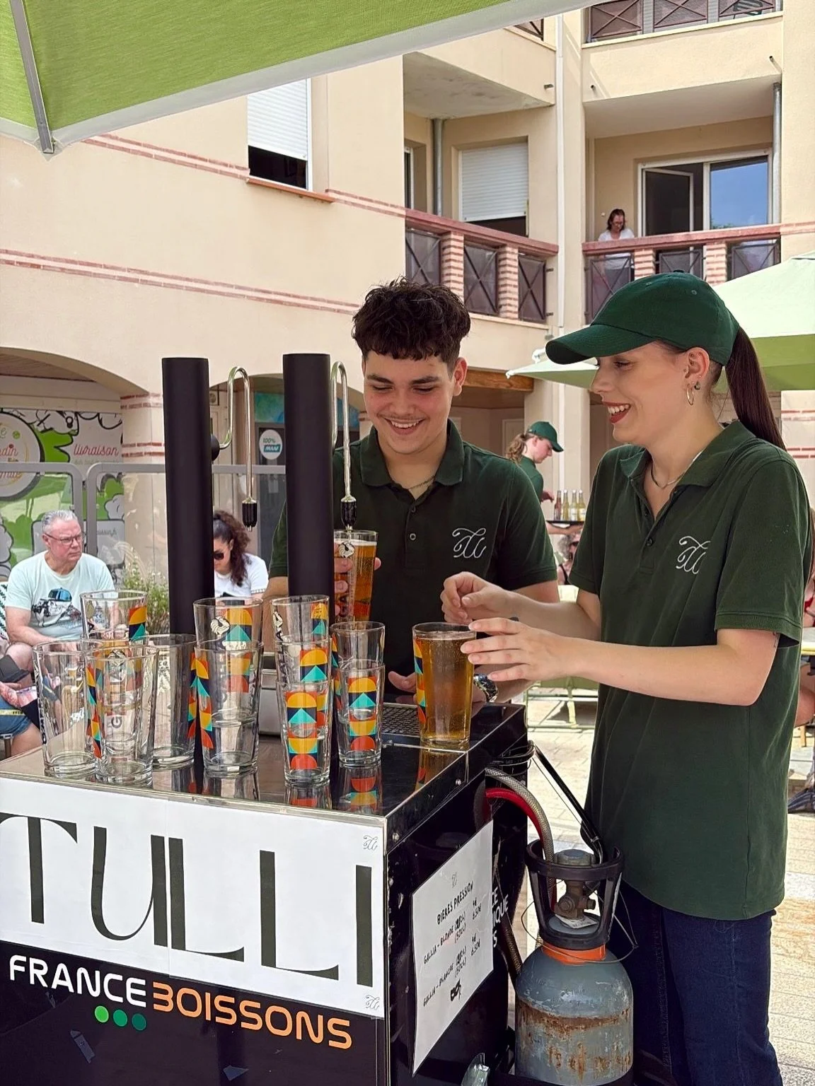 🎭 D&eacute;j&agrave; la seconde &eacute;dition des Mascarades pour Tulli. 
Merci &agrave; nos &eacute;quipes qui ont assur&eacute; le spectacle en salle &amp; en terrasse pendant que Clisson brillait de ses plus beaux costumes. ✨

#tullirestaurant #