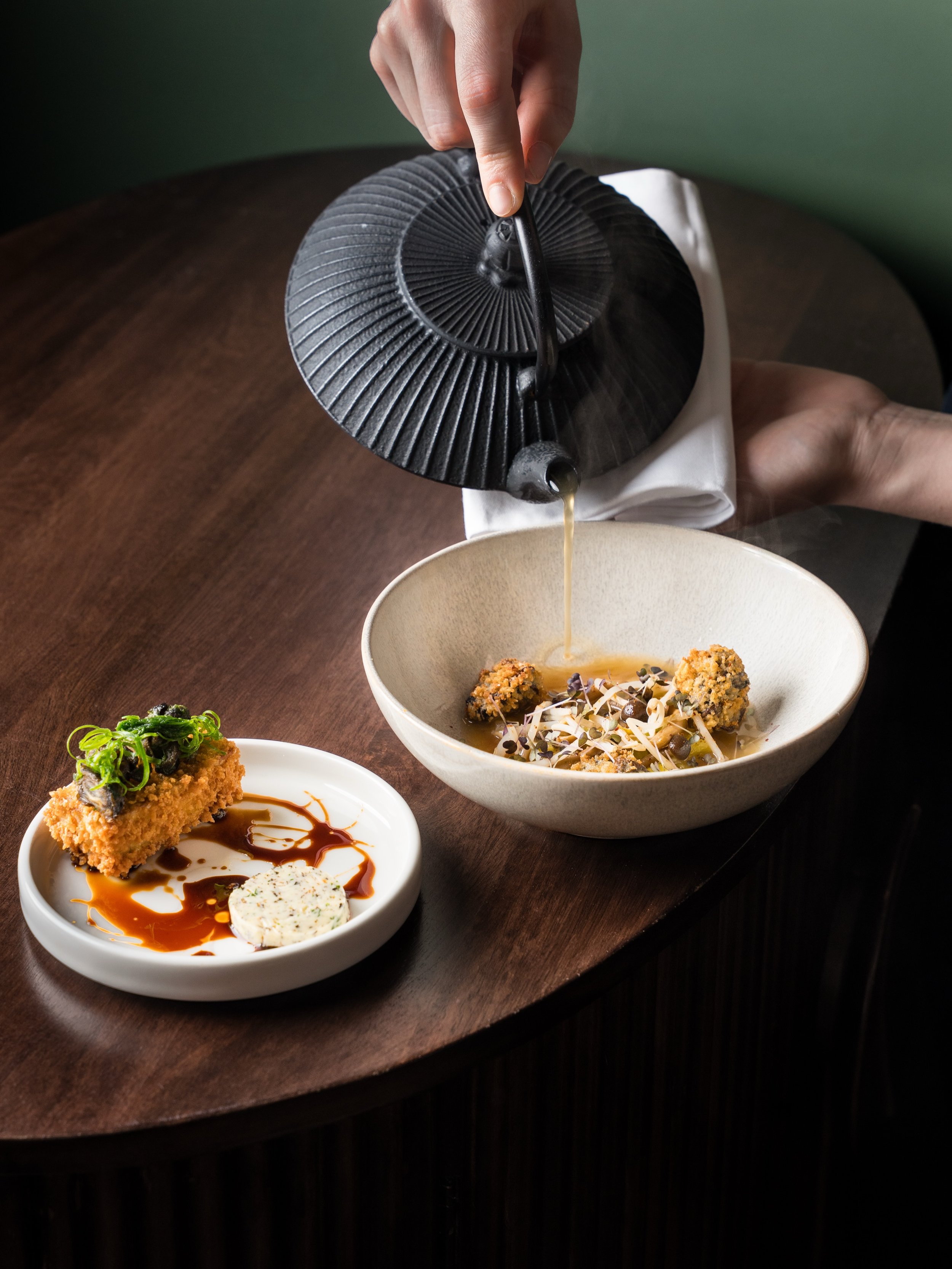 Bouillon miso-shimeji, tofu bio fum&eacute;, beurre d&rsquo;escargot au nori &amp; gel de jaune d&rsquo;&oelig;uf shoyu. Le Japon en fil rouge, la finesse en signature. 🇯🇵 
A d&eacute;couvrir encore quelques jours avant les saveurs d&rsquo;&eacute;