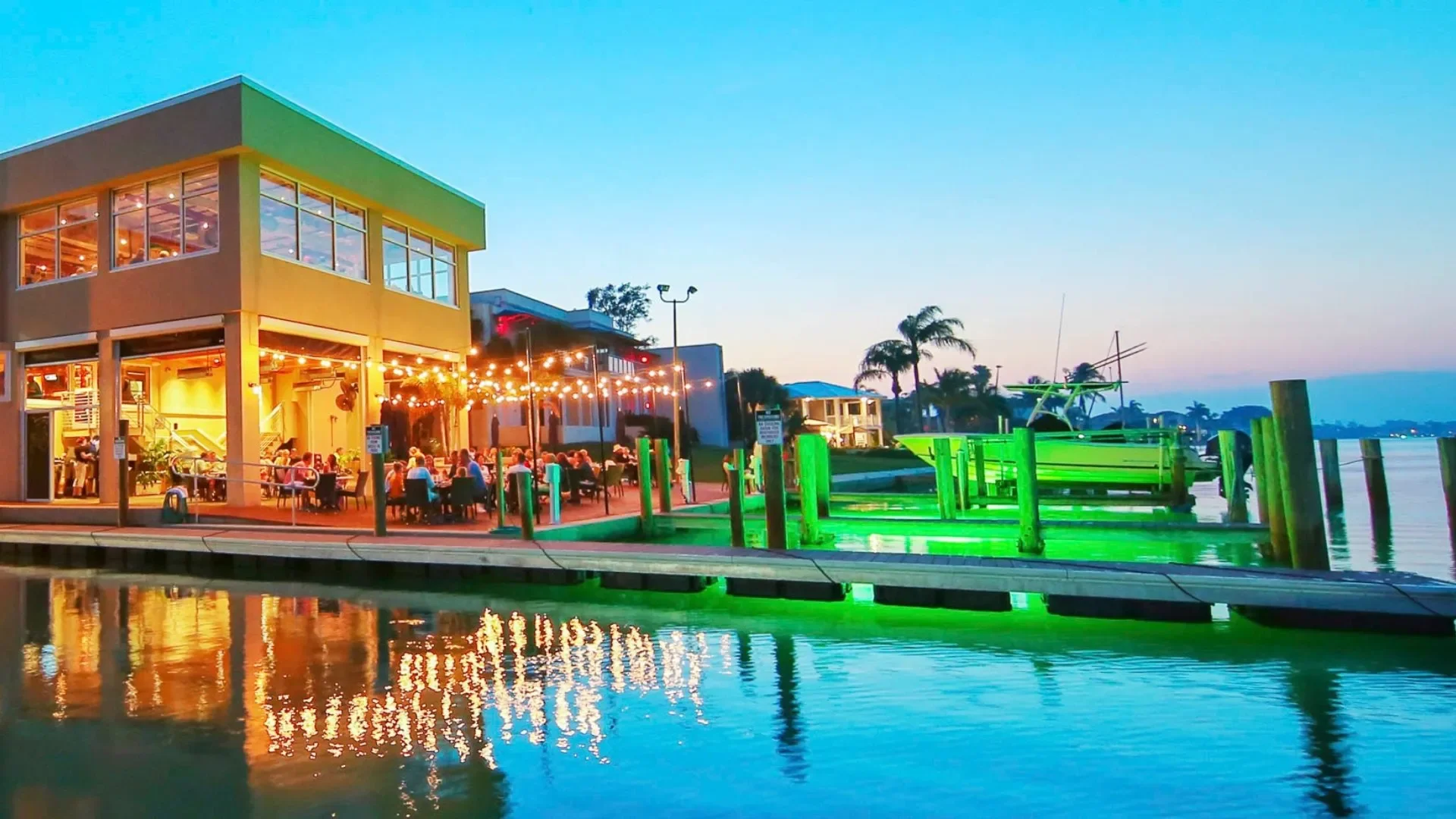things to do in Sarasota – Dry Dock Grill – Dockside view of The dry dock grill restaurant near the Sarasota marina.