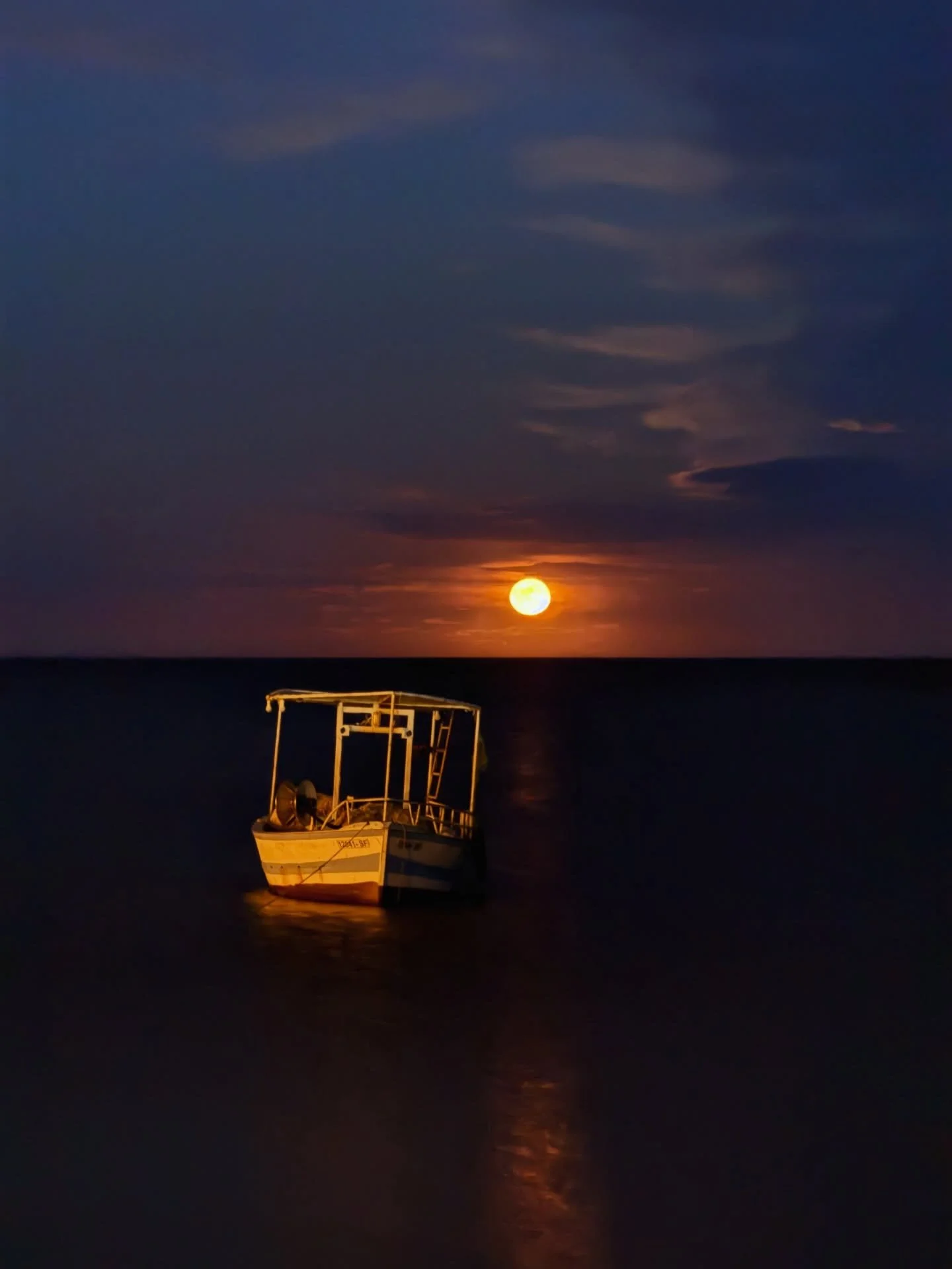 Lev&eacute; de pleine lune &agrave; Kerkennah 🌕🐟

Connais-tu cet archipel isol&eacute; ? 
Une vie insulaire &agrave; rencontrer en prenant le temps&hellip; de vivre doucement, de d&eacute;guster son terroir iod&eacute;, de parler avec ses habitants