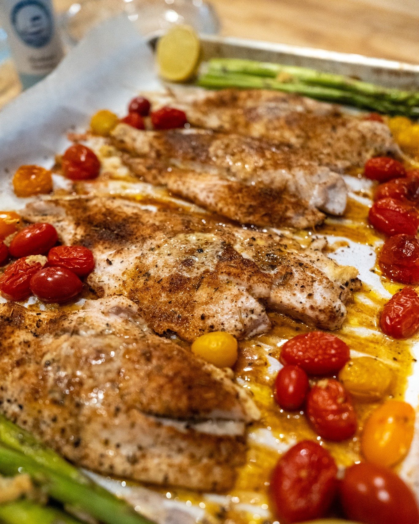 One pan, one dinner, zero stress!

Fish fillets with our Blackened Seasoning, cherry tomatoes, asparagus, lemon and a pat of your favorite @cowsrulegourmetbutter &mdash; all roasted together at 425&deg; for 20-25 mins or until everything's blistered 