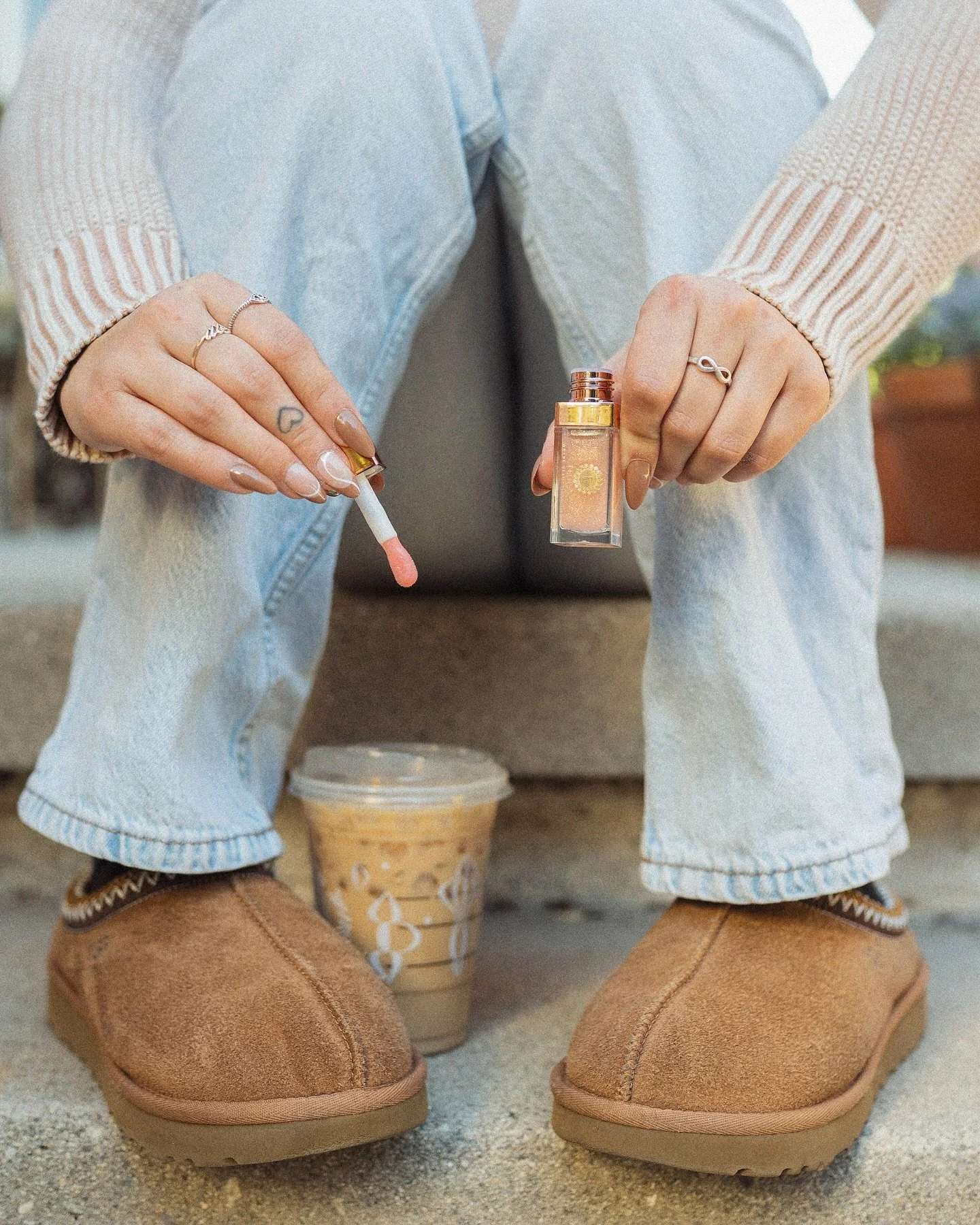 today&rsquo;s order: a pumpkin spice latte with a side of beautiful glossy lips ✨💋🎃 

#Flora #florabeauty #lipoil #lipoils #lipgloss #beauty #makeuptok