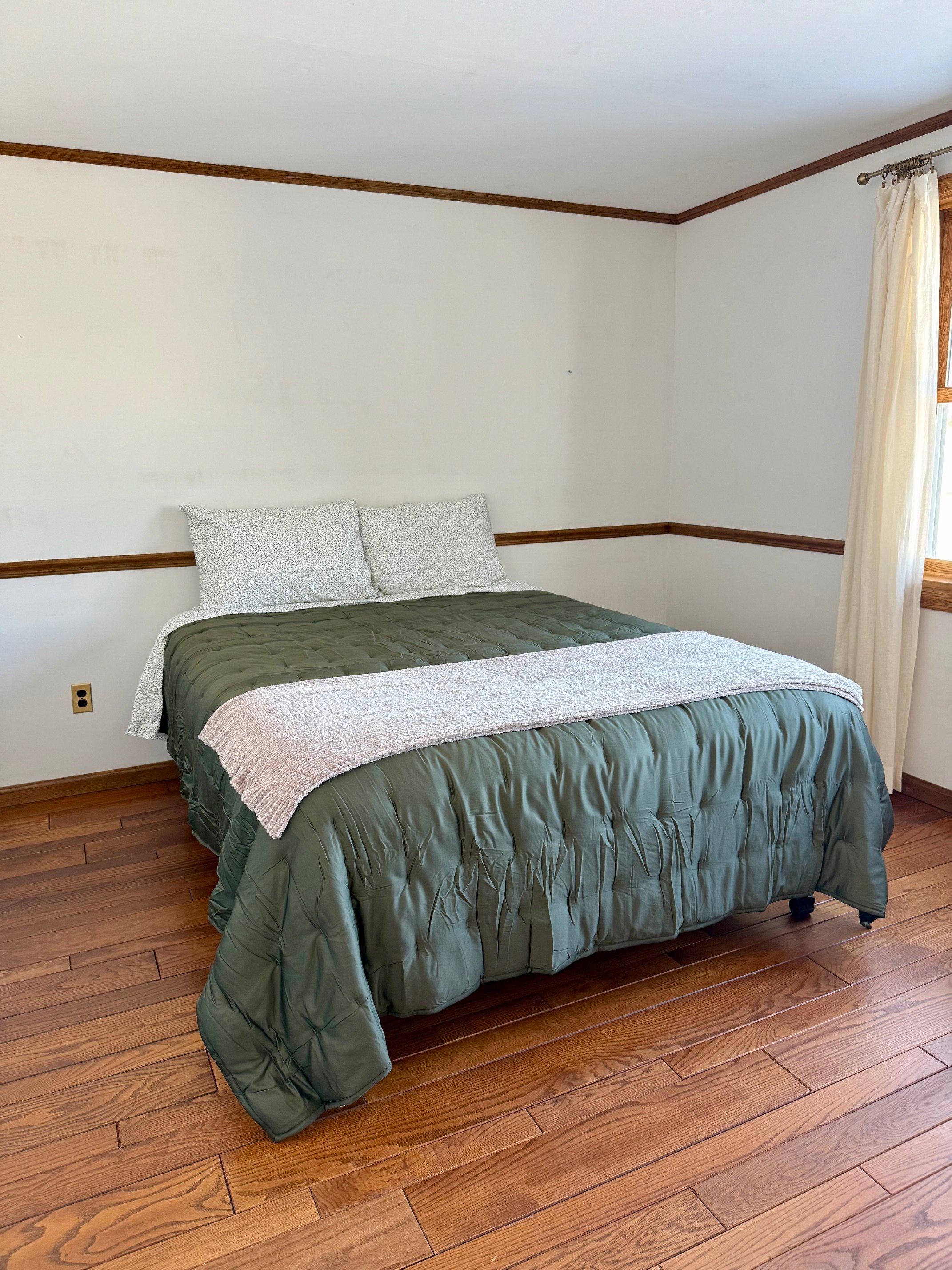 Upstairs Bedroom 2 (queen bed)