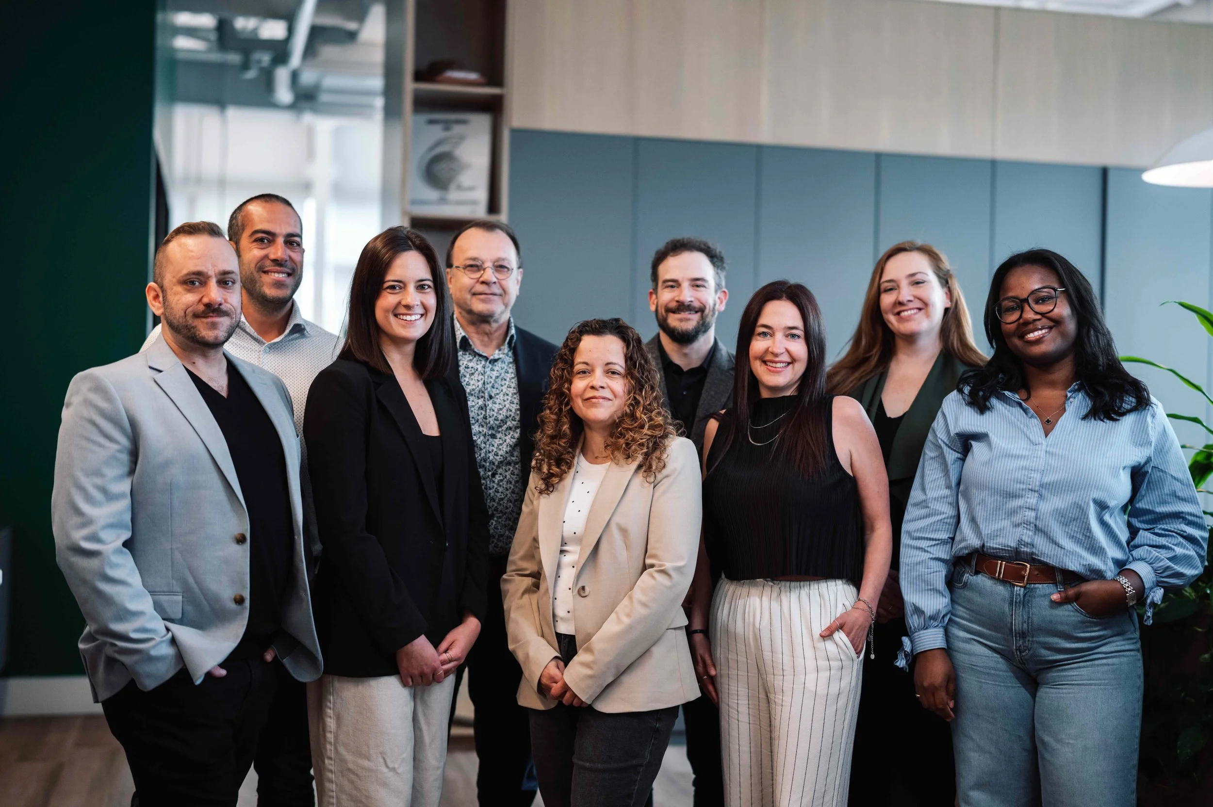 Photo de groupe montrant l’ensemble du personnel lors d’un shooting professionnel.