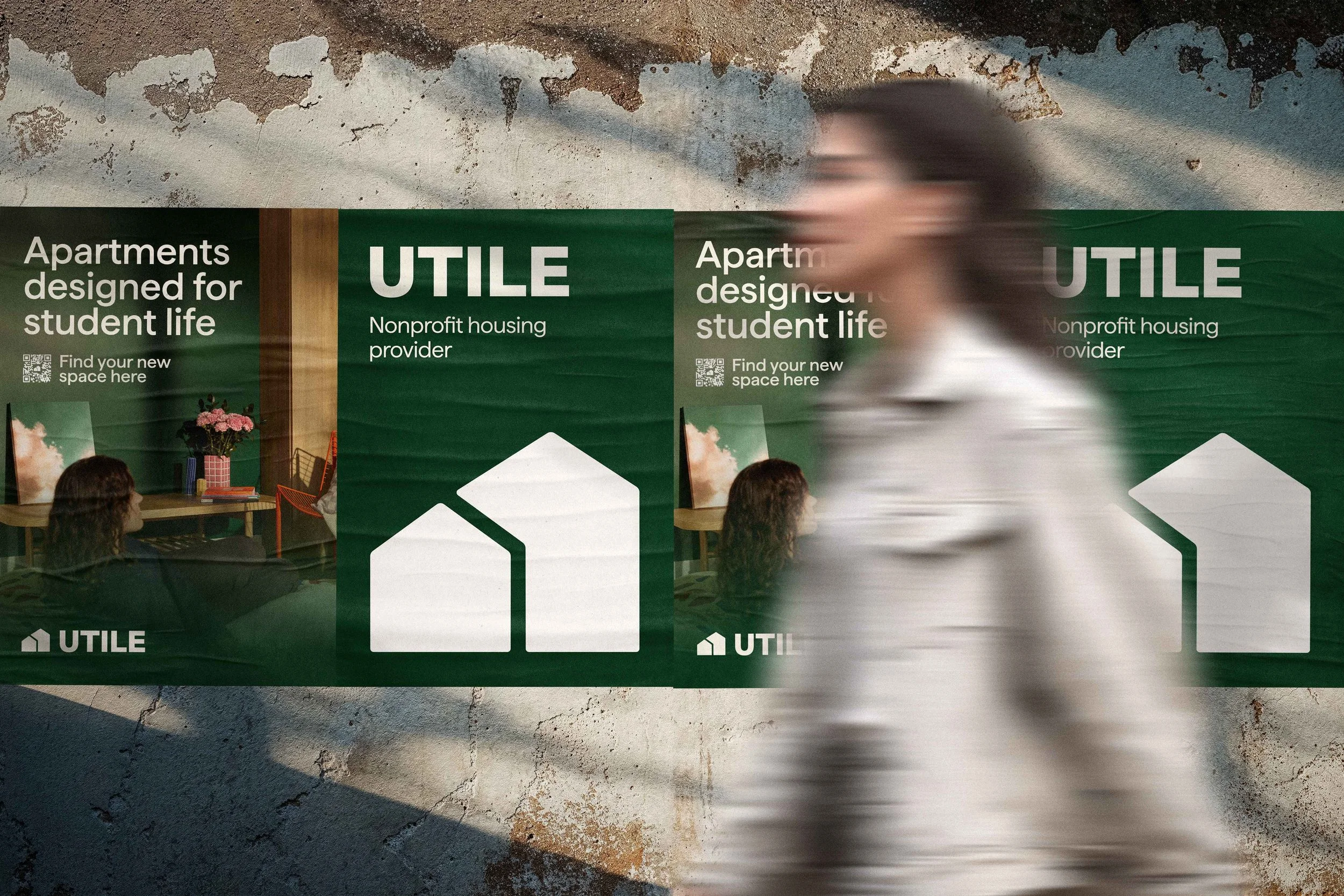 Série d’affiches de l’entreprise Utile installées dans un environnement urbain en bord de rue.