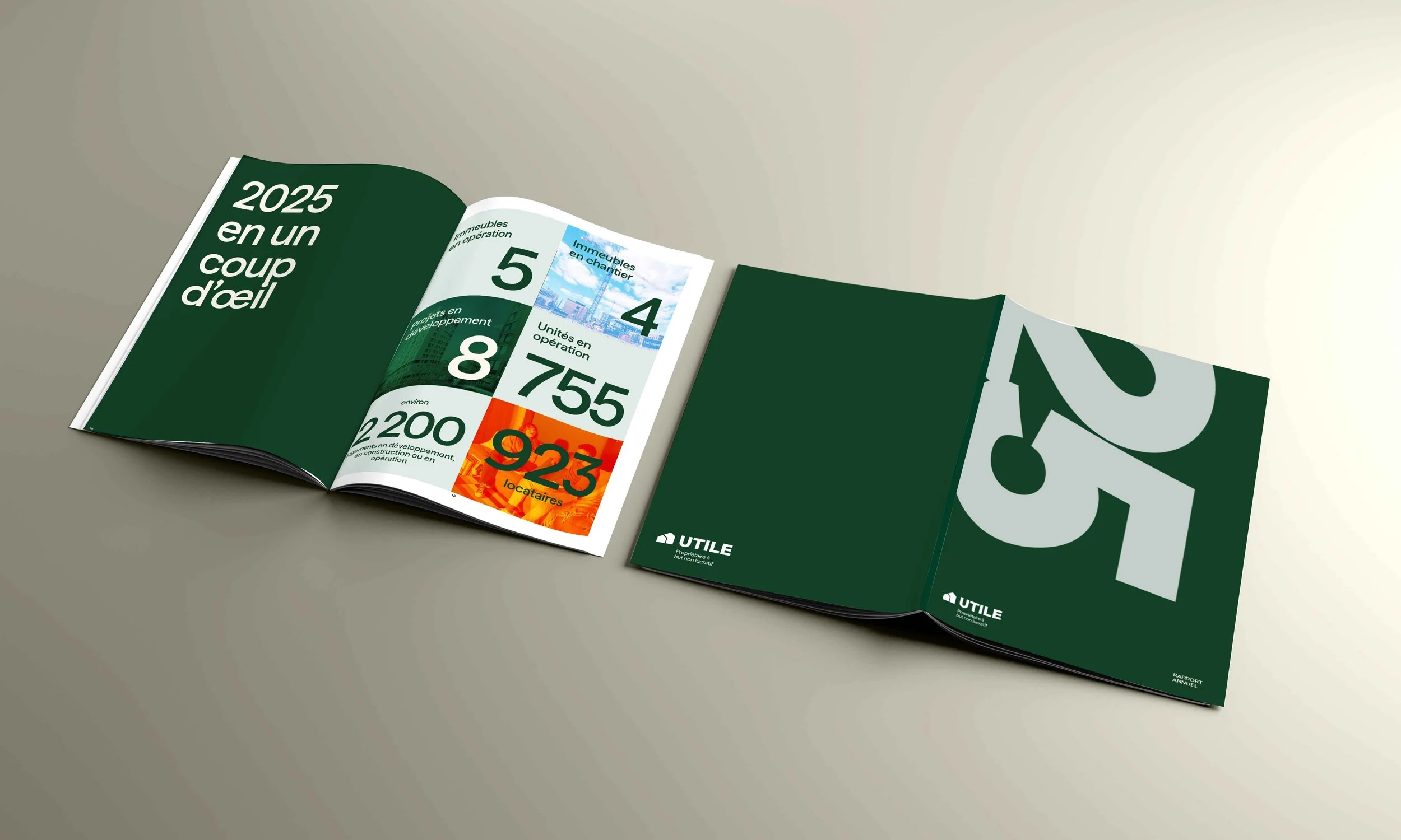 Mockup du rapport annuel de l’entreprise Utile présenté dans un format imprimé.