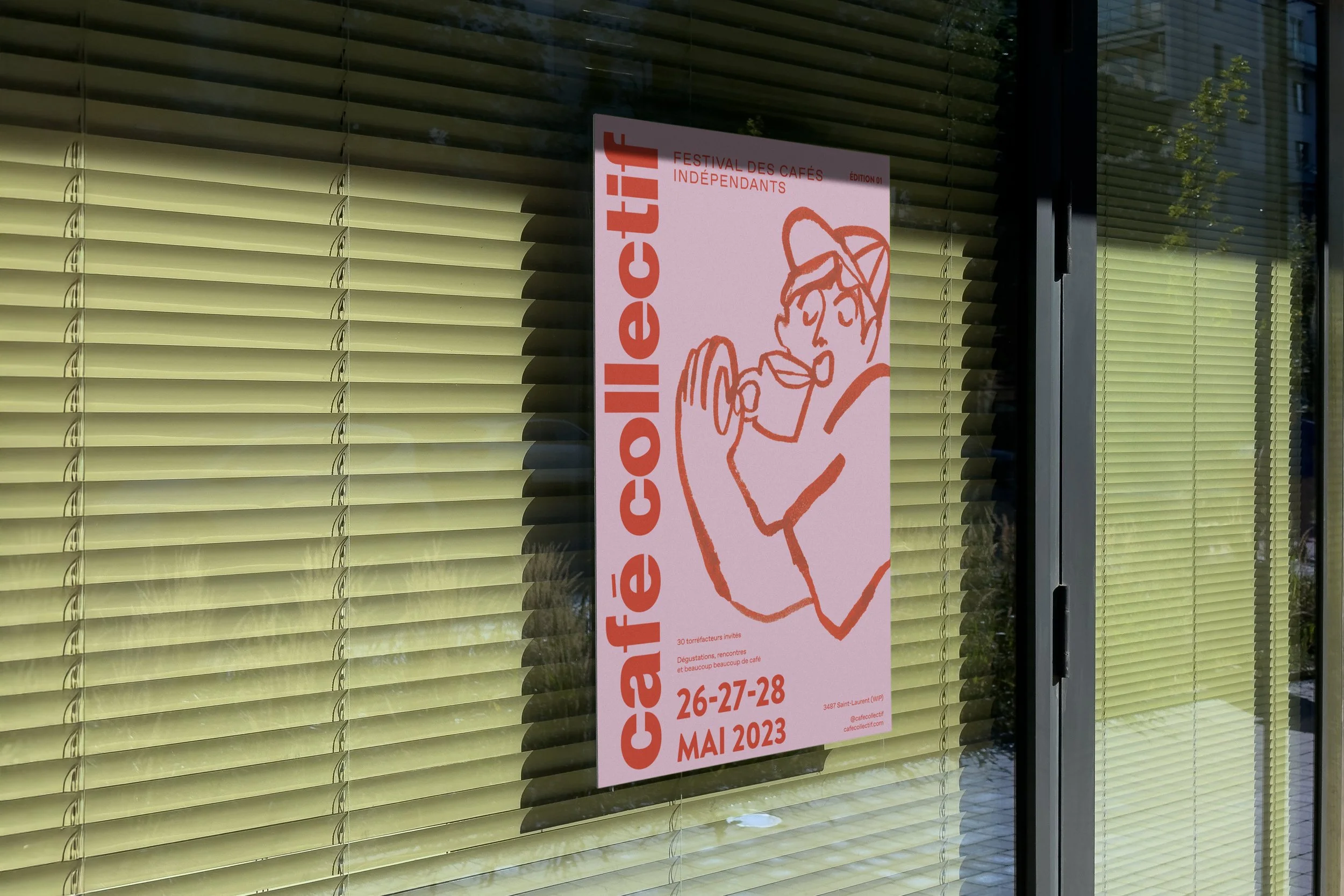 Mockup d'une affiche rose et orange de Café Collectif placée sur une vitrine de boutique
