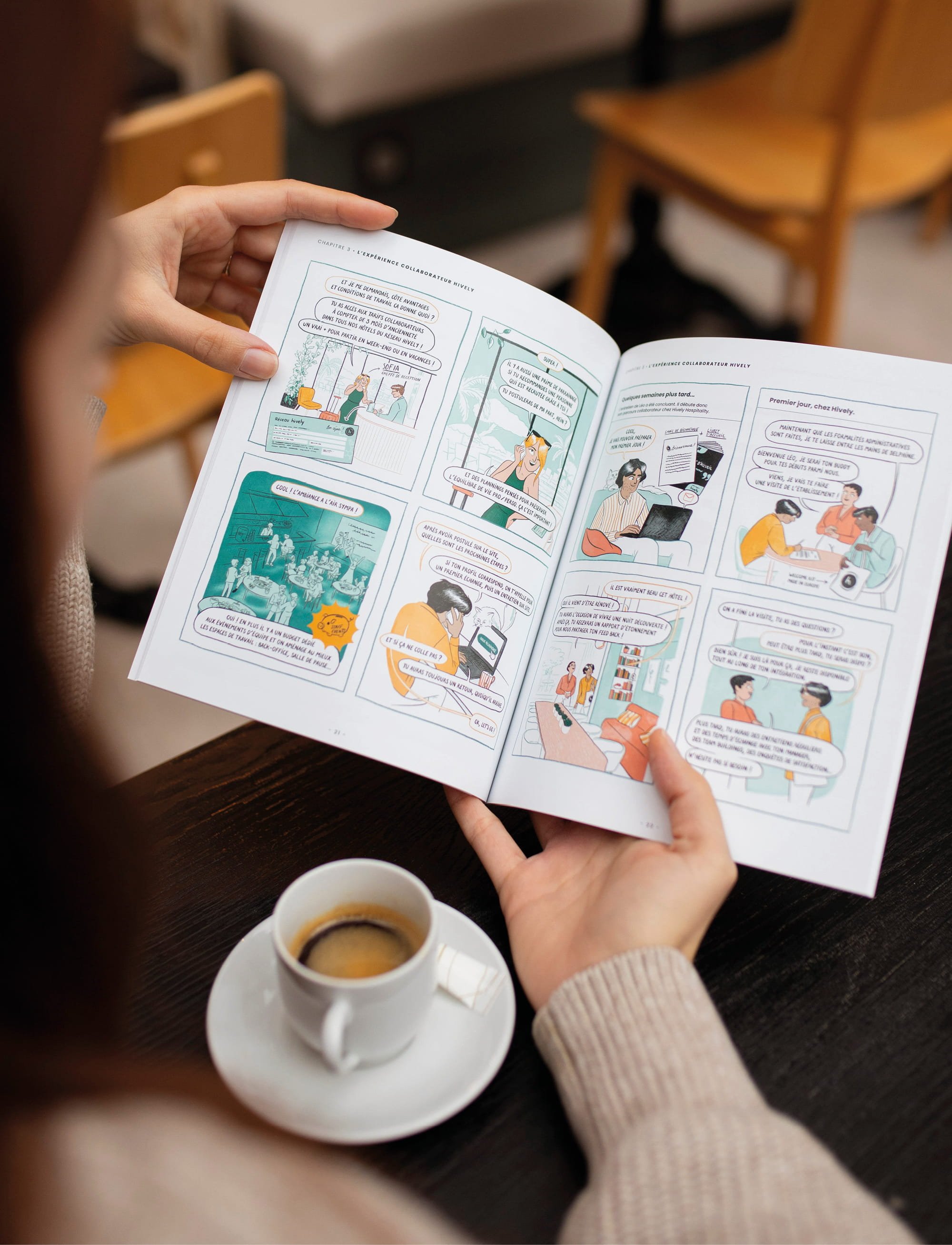Livre ouvert sur une double page de bande dessinée qui présente un recrutement au sein de Hively Hospitality