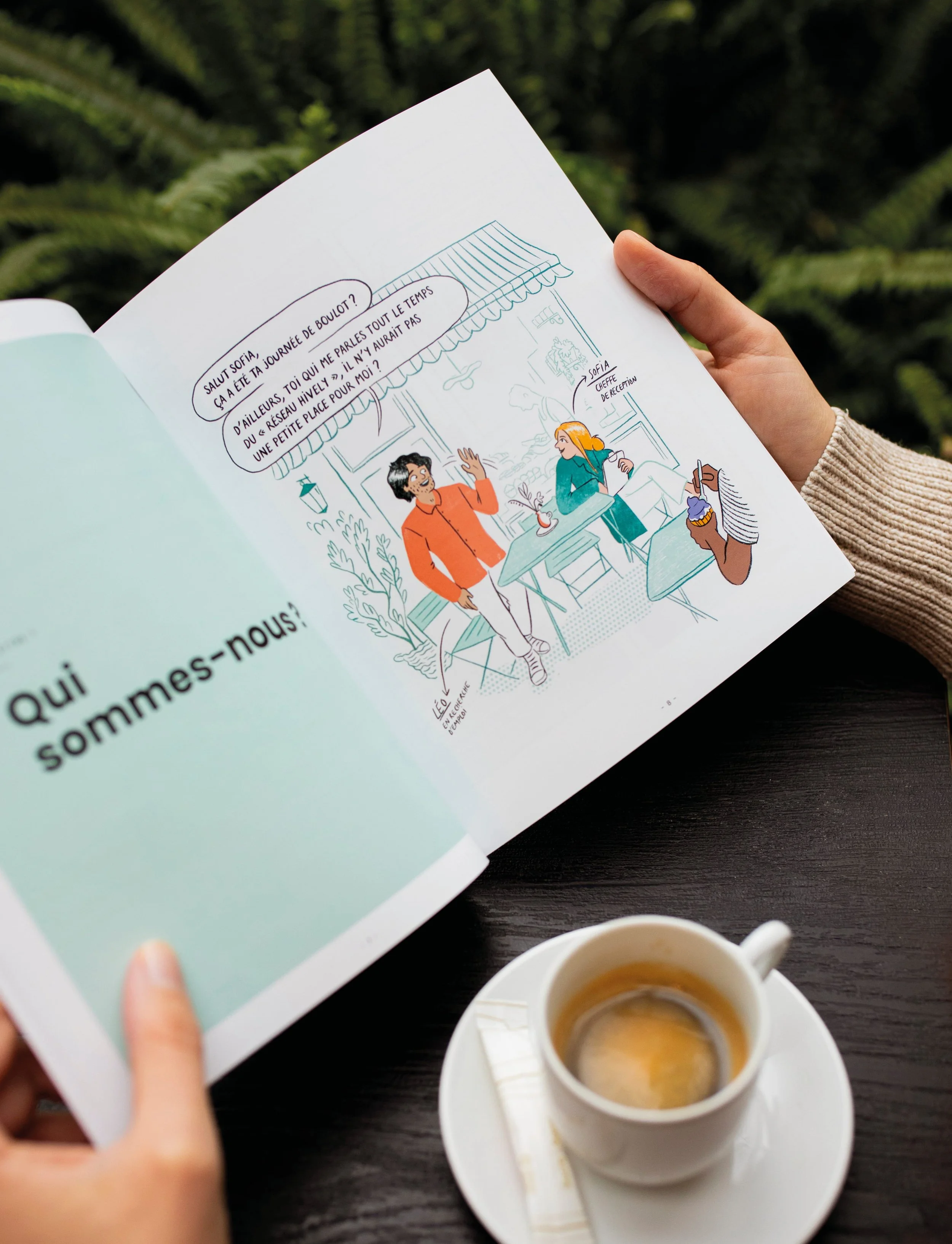 Livre ouvert à la page d'un chapitre intitulé "Qui sommes nous ?". On peut apercevoir une case de bande dessinée avec deux personnages qui se retrouvent dans un café