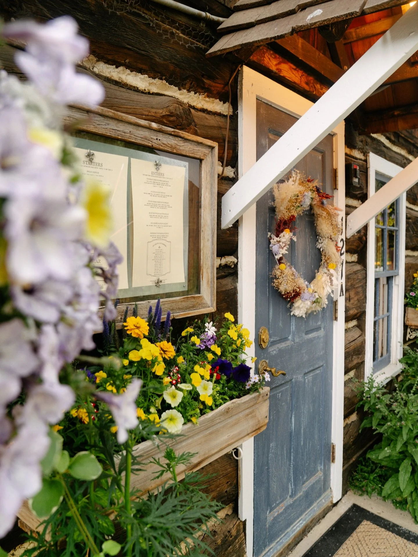Tucked away on Elk Avenue, our little cabin&rsquo;s always here, ready to welcome you in.

Inside, the flowers change, the menu shifts with the season, and the vibe is warm and easy&mdash;like coming home. At Soup&ccedil;on, we pay attention to the l