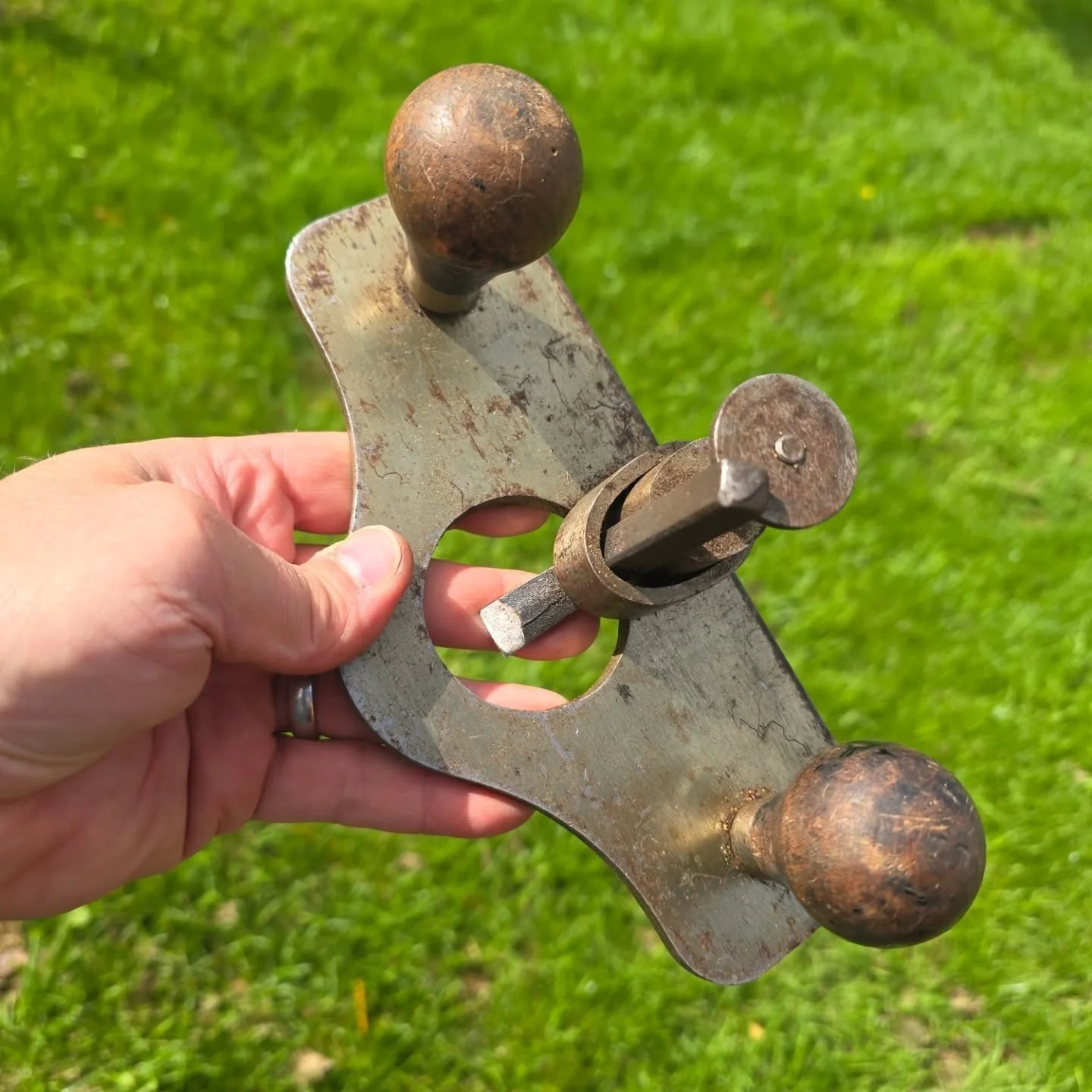I picked up this lovely router plane at the weekend. No makers marks, so I can only assume this is craftsman made. Either way, it's a really nice plane. Cleaned up really well and will be available for sale this evening. DM if interested