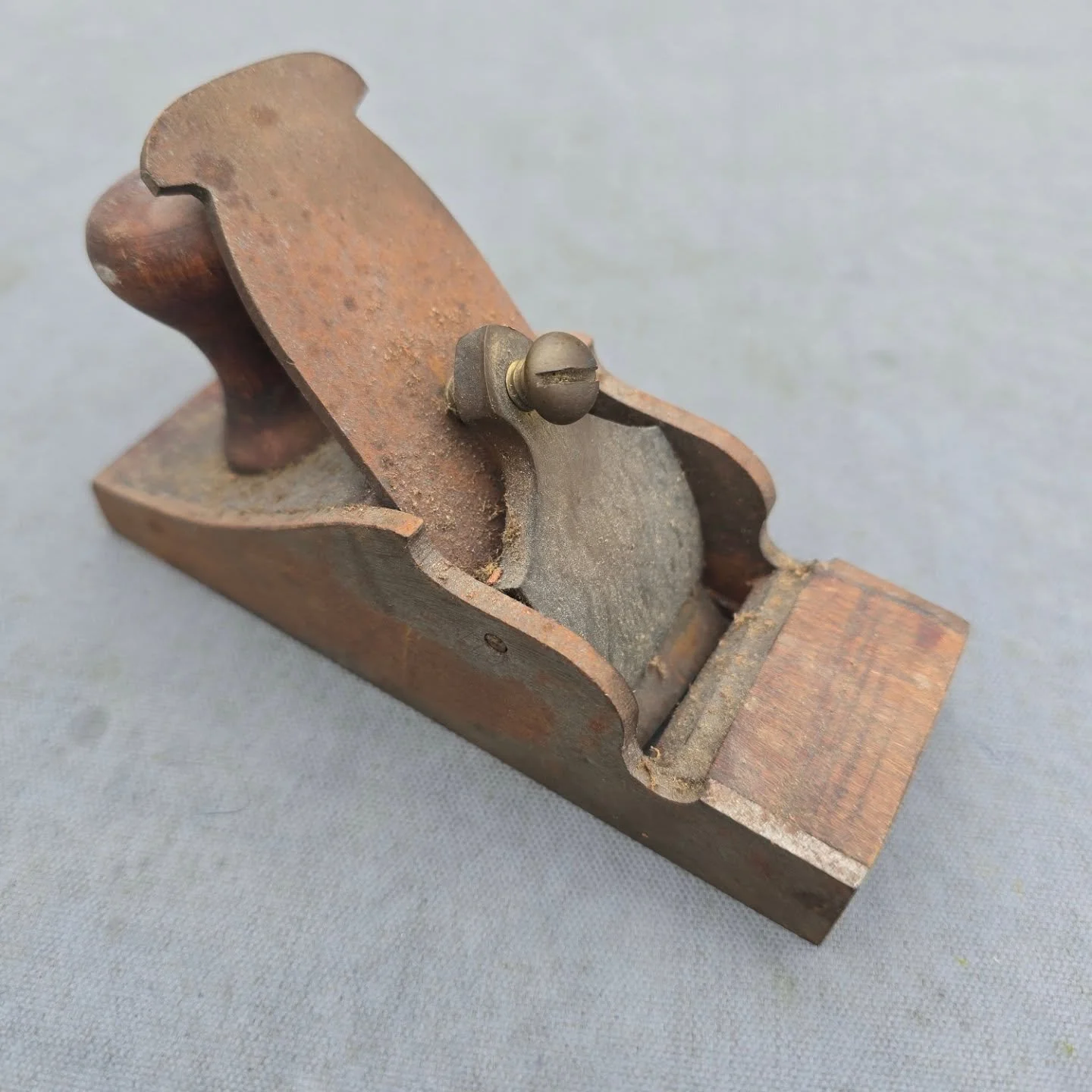 Just returned from Petersfield with some intriguing new additions. First task: cleaning this sweet little infill plane. No maker's mark, but the craftsmanship suggests a skilled hand. It's a beautiful, elegantly designed tool. For sale to anyone inte
