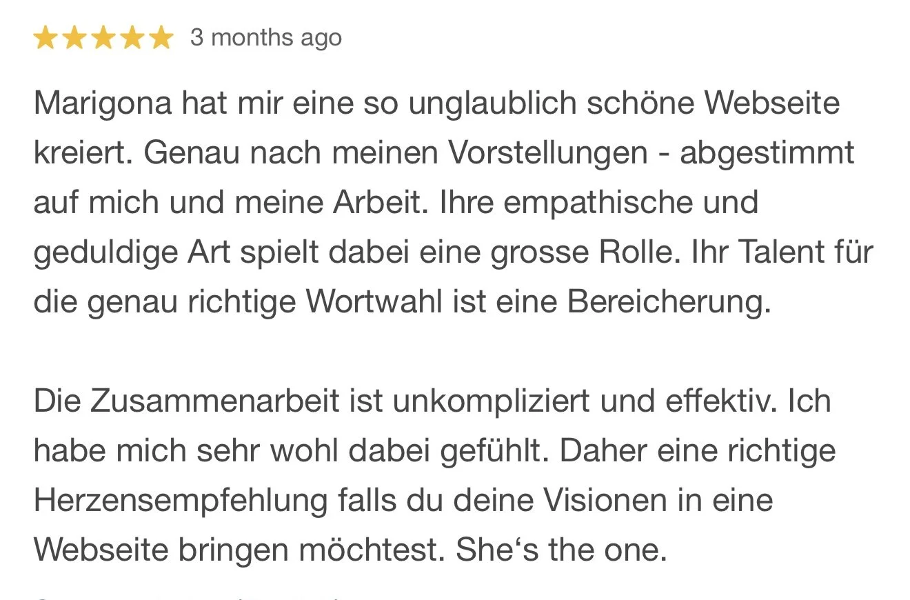 Screenshot einer Textrezension auf Deutsch, die positive Erfahrungen mit einer Webseite namens Marigona beschreibt.